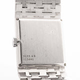 Foto ravvicinata di un Piaget Protocole 9133 Bark 18k degli anni '70. 23 mm in oro bianco 18 carati con movimento a carica manuale, quadrante originale con finitura corteccia e bracciale integrato.