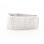 Foto ravvicinata di un Piaget Protocole 9133 Bark 18k degli anni '70. 23 mm in oro bianco 18 carati con movimento a carica manuale, quadrante originale con finitura corteccia e bracciale integrato.