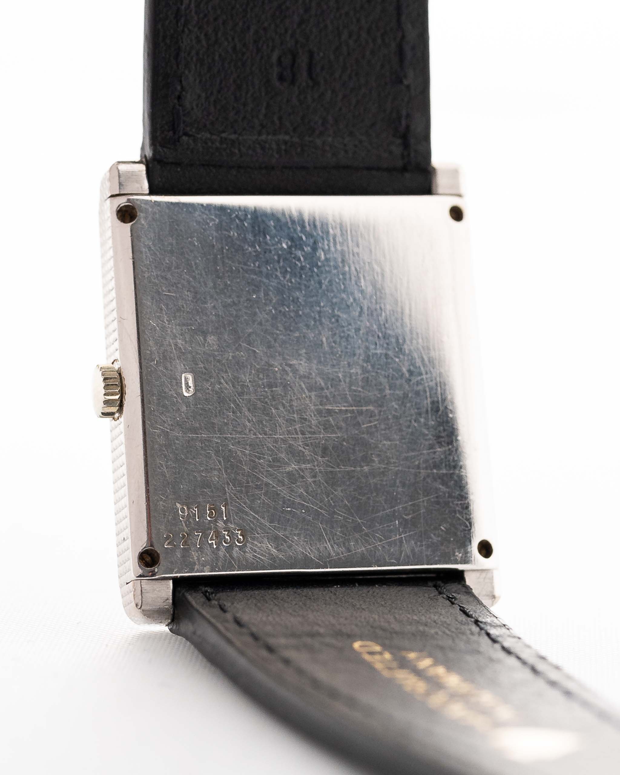 Foto ravvicinata di un Piaget Protocole 9151 Lapizlazuli 18k Hobnail degli anni Settanta. Cassa da 23 mm in oro bianco 18k con movimento a carica manuale e quadrante originale in lapislazzuli con cinturino in pelle.