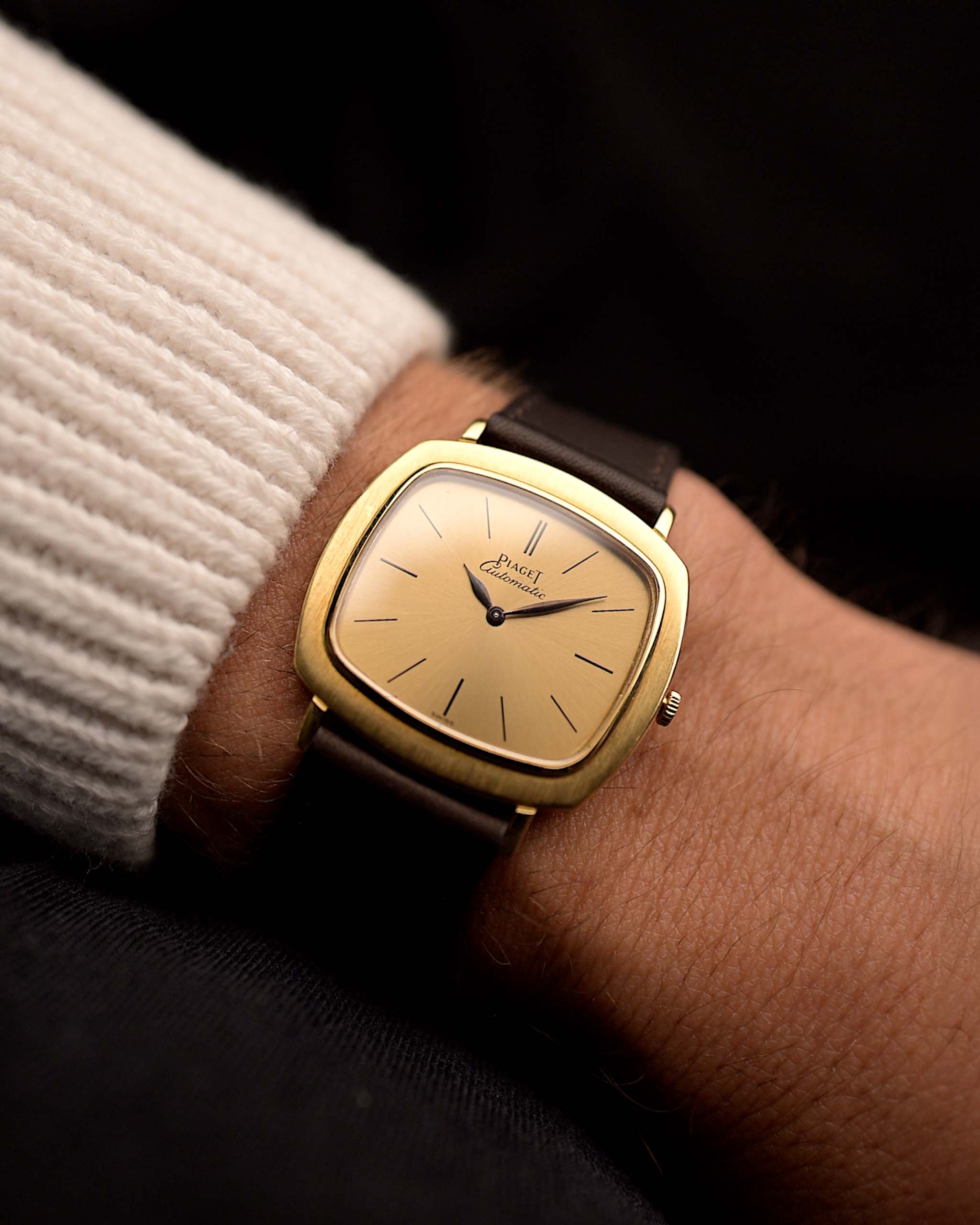 Orologio vintage Piaget TV 12432 Automatico 18k degli anni '70 al polso. 32,5 mm con cassa in oro giallo 18k, calibro automatico 12P1, quadrante dorato, lancette a foglia e cinturino in pelle.