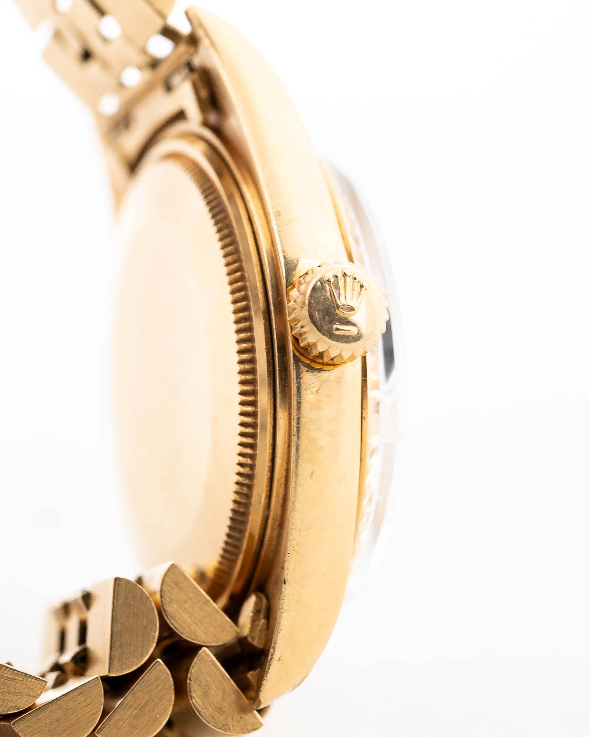 Rolex Datejust 1601 Onyx 1969 Vista laterale Corona Rolex con cassa in oro giallo 18 carati