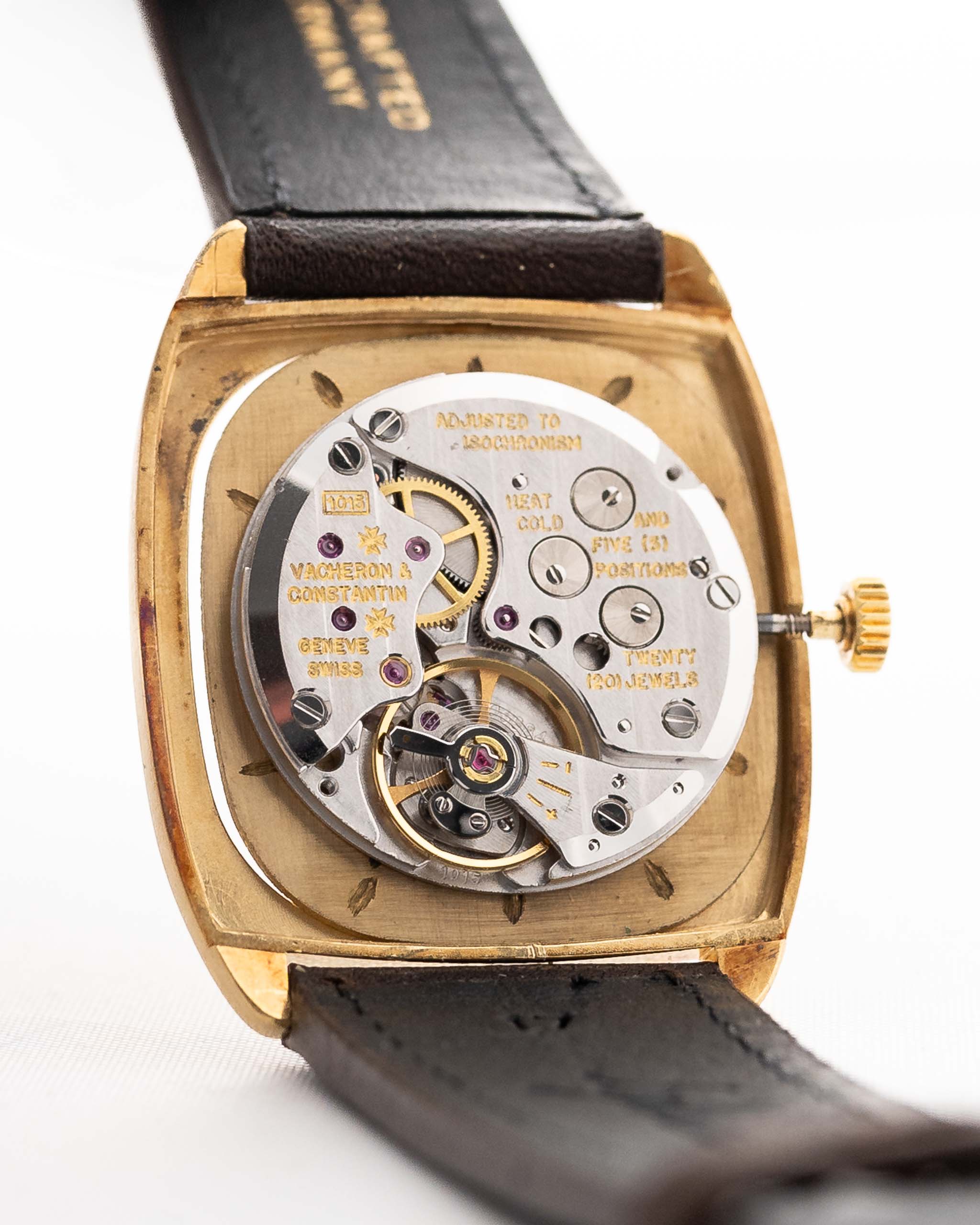 Foto ravvicinata di un Vacheron Constantin 39014 Tonneau 18k degli anni Ottanta. Cassa in oro giallo 18k da 27 mm con movimento a carica manuale, quadrante Sigma originale e cinturino in pelle.