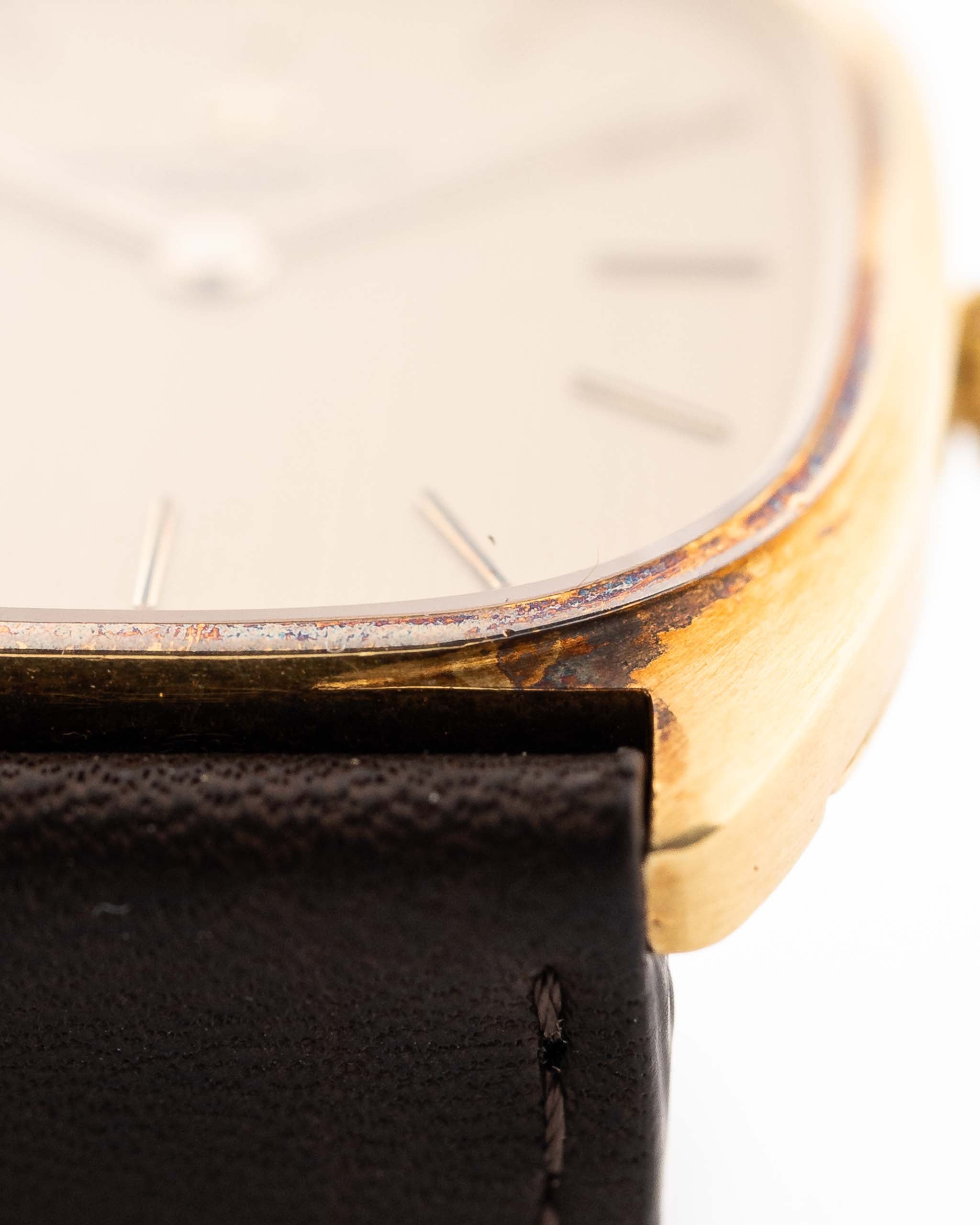 Foto ravvicinata di un Vacheron Constantin 39014 Tonneau 18k degli anni Ottanta. Cassa in oro giallo 18k da 27 mm con movimento a carica manuale, quadrante Sigma originale e cinturino in pelle.