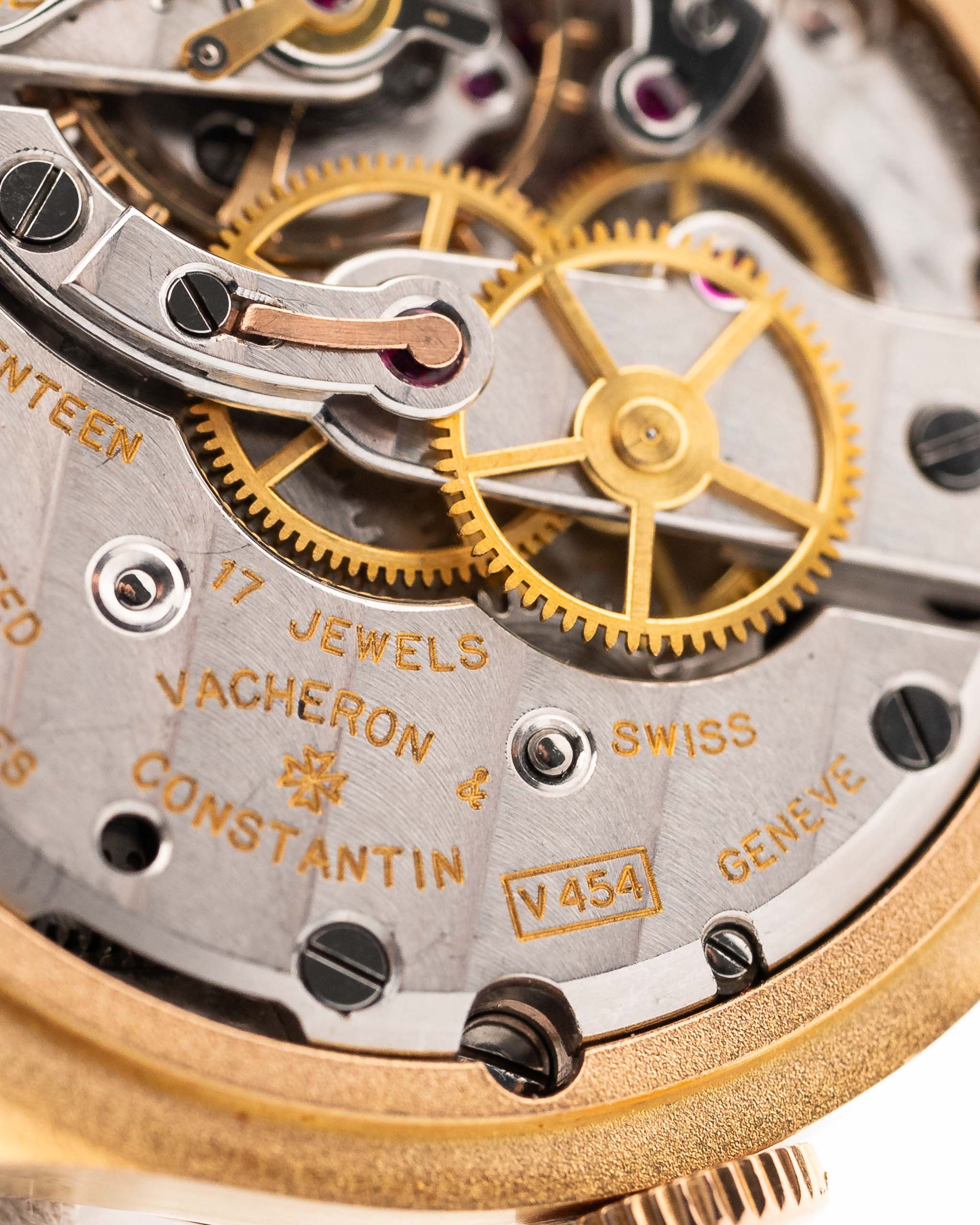 Movimento vintage Vacheron Constantin 4217 Rose degli anni '40. 33,5 mm con cassa in oro rosa 18 carati, carica manuale Cal. V454, quadrante originale color miele e cinturino in pelle.