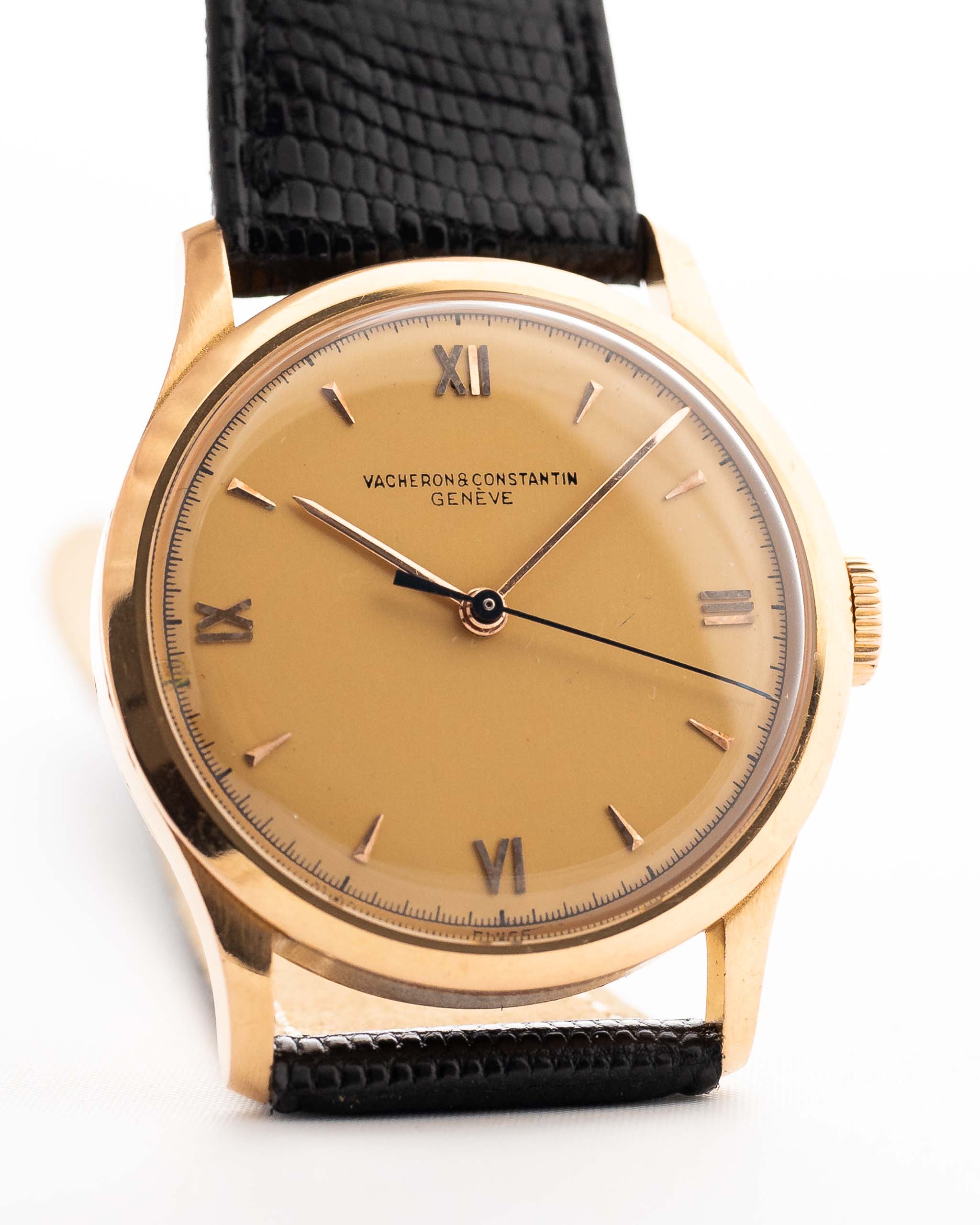 Vacheron Constantin 4217 Rose vintage degli anni '40 Quadrante. 33,5 mm con cassa in oro rosa 18 carati, carica manuale Cal. V454, quadrante originale color miele e cinturino in pelle.