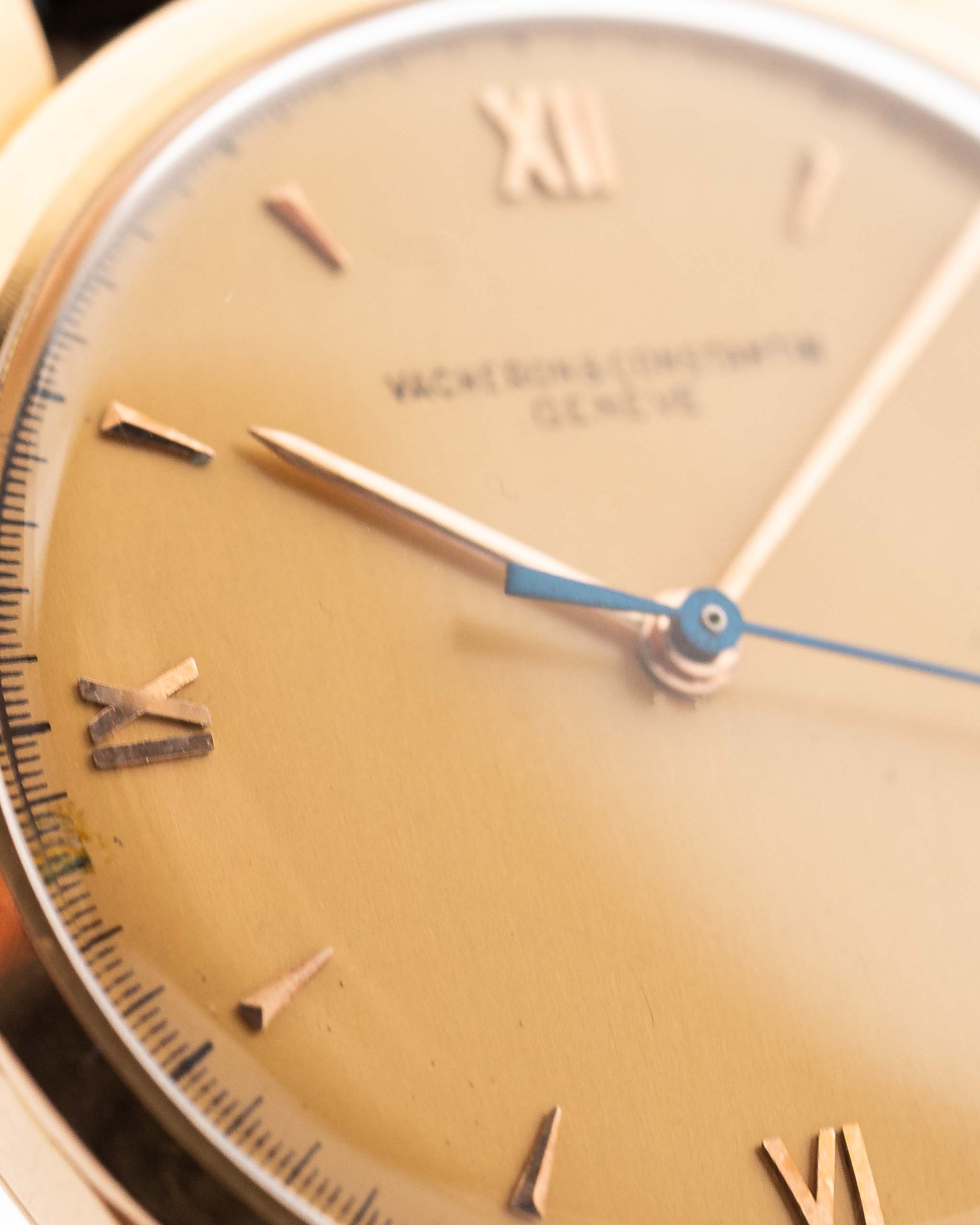 Vacheron Constantin 4217 Rose vintage degli anni '40 Quadrante. 33,5 mm con cassa in oro rosa 18 carati, carica manuale Cal. V454, quadrante originale color miele e cinturino in pelle.