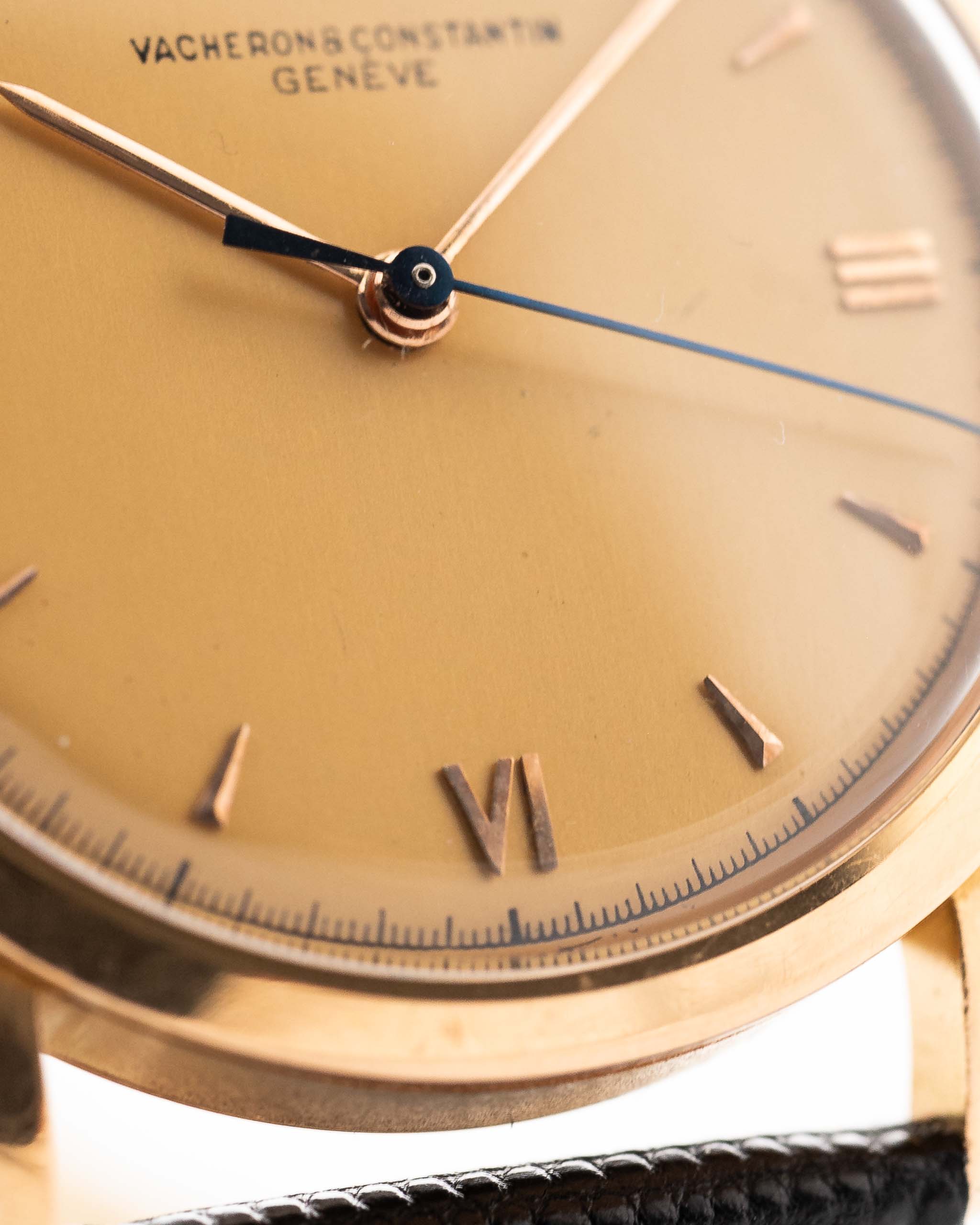 Vacheron Constantin 4217 Rose vintage degli anni '40 Quadrante. 33,5 mm con cassa in oro rosa 18 carati, carica manuale Cal. V454, quadrante originale color miele e cinturino in pelle.