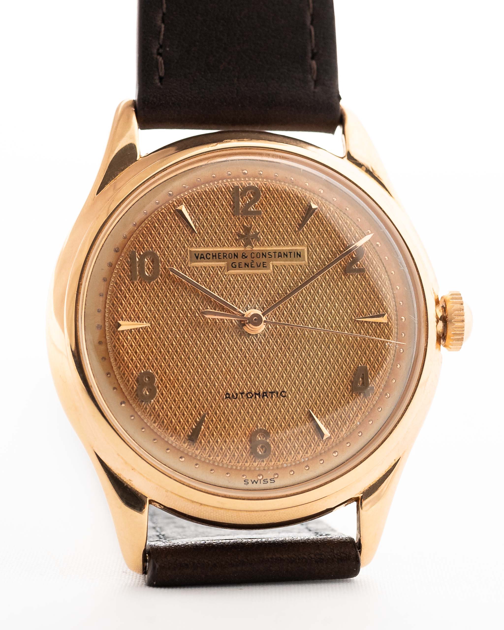 Vacheron Constantin Guilloche Rose 1950 al polso. 35 mm in oro rosa 18 carati con calibro automatico 477/1, quadrante guilloché e cinturino in pelle. 477/1, quadrante Guilloché e cinturino in pelle.
