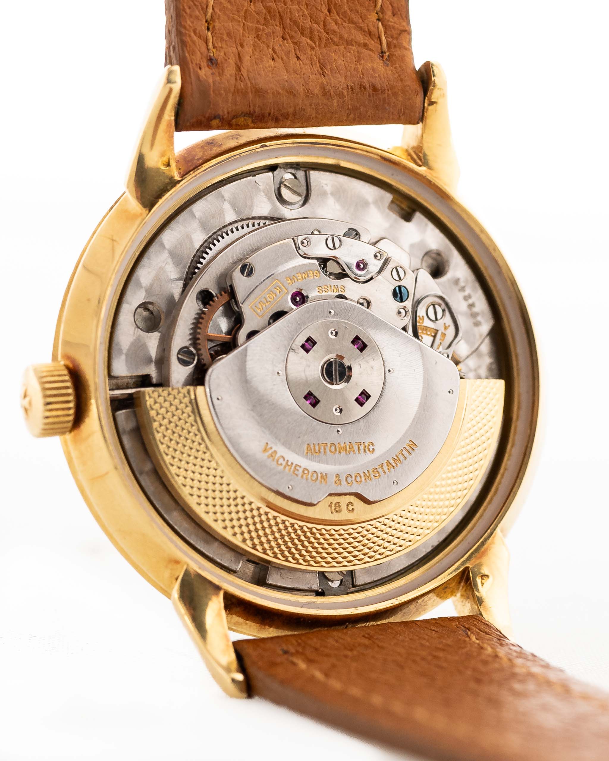 Foto ravvicinata di un Vacheron Constantin 6592 Automatico degli anni Sessanta. Cassa da 35,5 mm in oro giallo 18 carati con movimento automatico, quadrante originale in argento e cinturino in pelle.