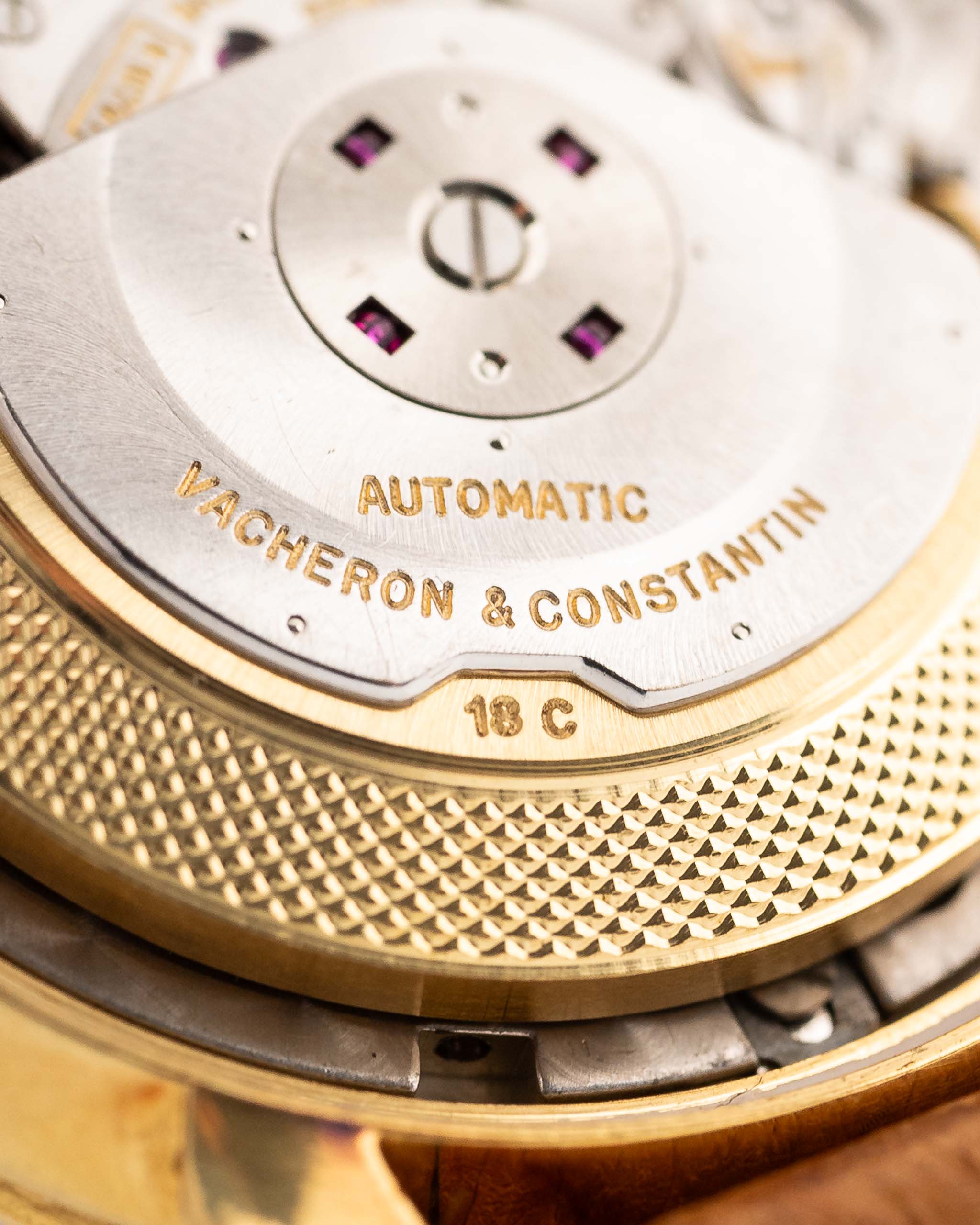 Foto ravvicinata di un Vacheron Constantin 6592 Automatico degli anni Sessanta. Cassa da 35,5 mm in oro giallo 18 carati con movimento automatico, quadrante originale in argento e cinturino in pelle.