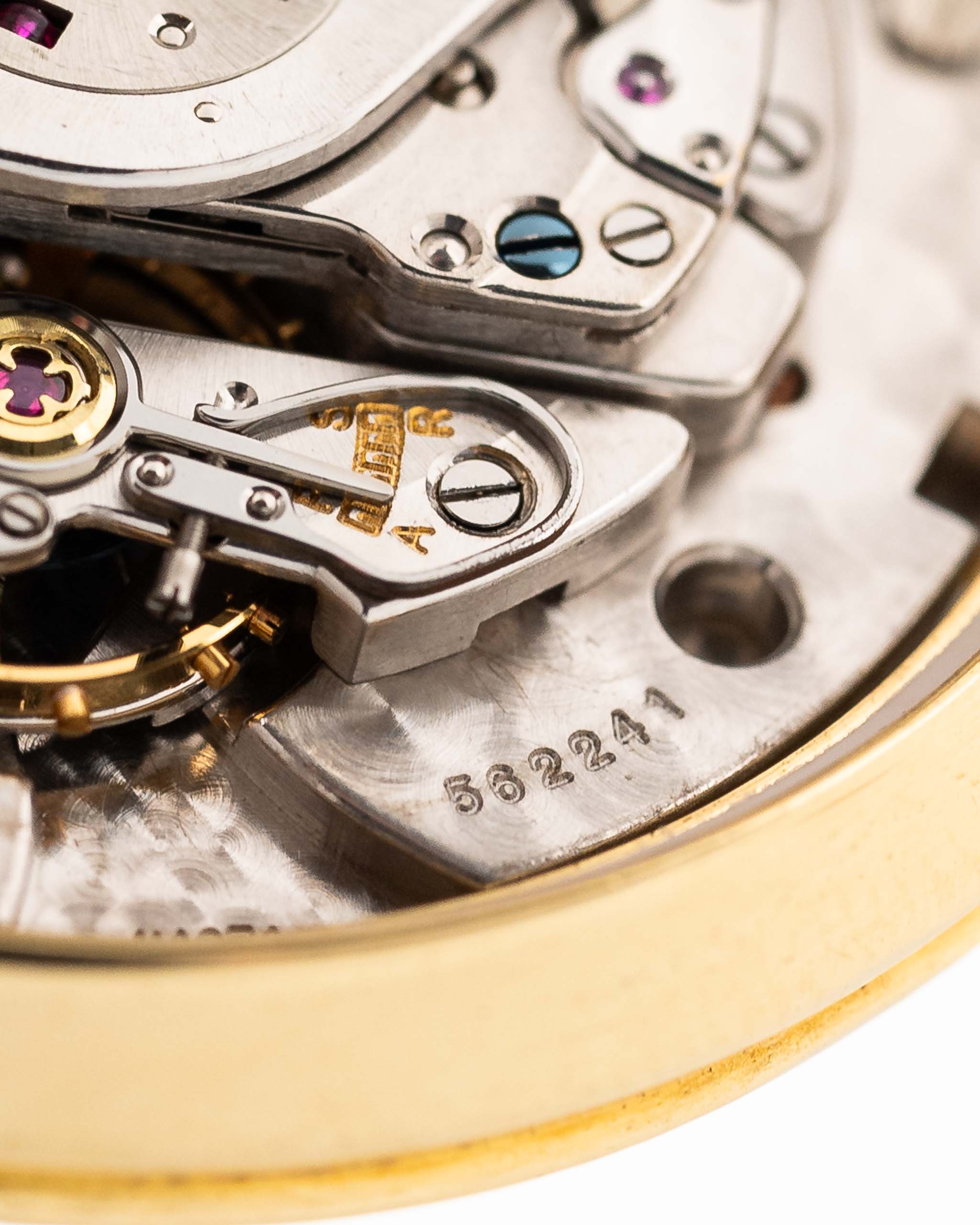 Foto ravvicinata di un Vacheron Constantin 6592 Automatico degli anni Sessanta. Cassa da 35,5 mm in oro giallo 18 carati con movimento automatico, quadrante originale in argento e cinturino in pelle.