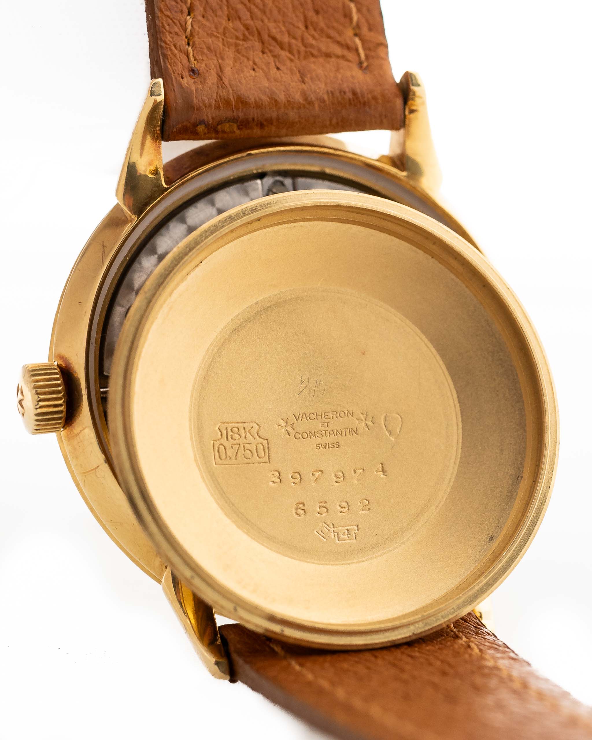 Foto ravvicinata di un Vacheron Constantin 6592 Automatico degli anni Sessanta. Cassa da 35,5 mm in oro giallo 18 carati con movimento automatico, quadrante originale in argento e cinturino in pelle.