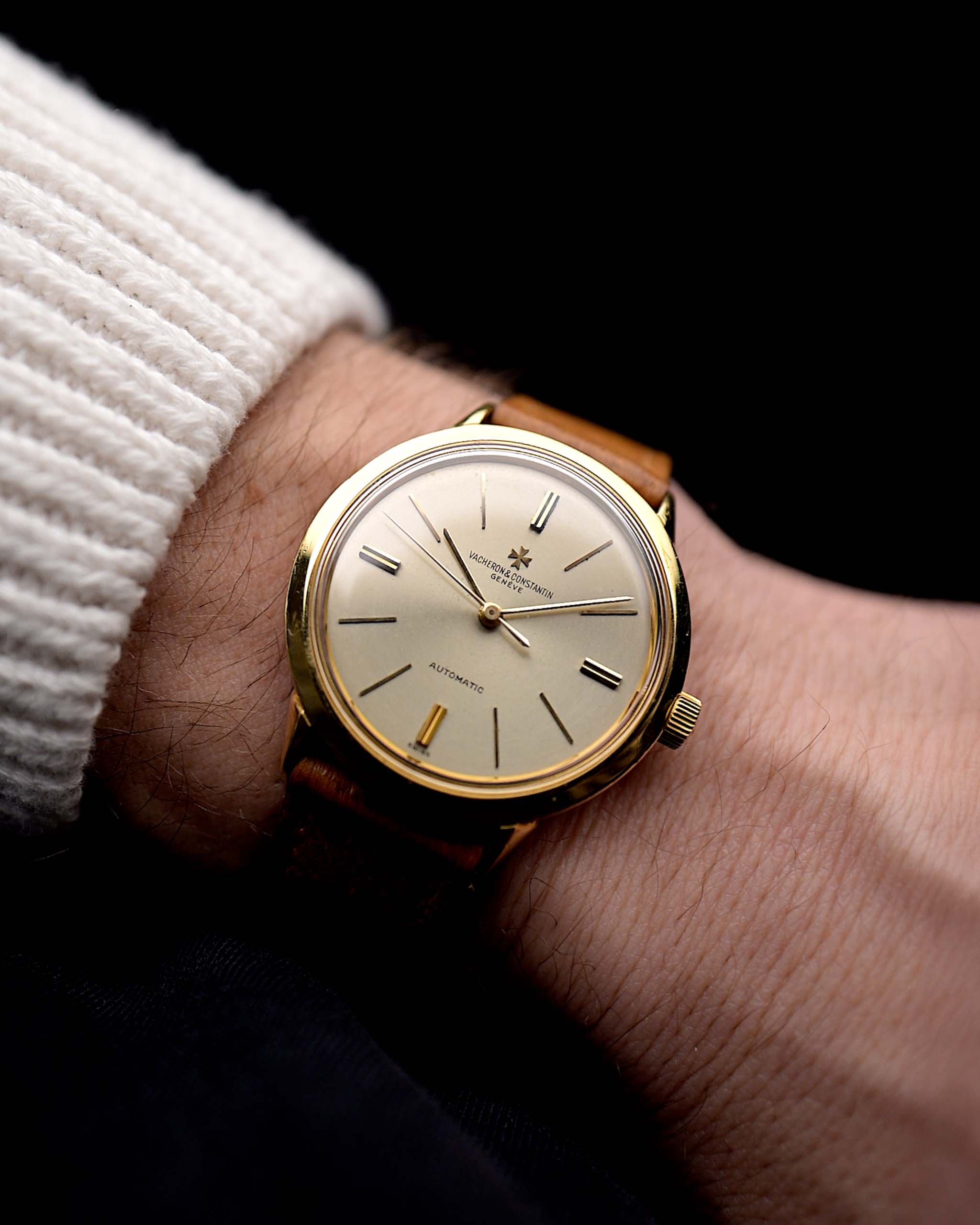 Foto di un Vacheron Constantin 6592 Automatic degli anni '60 al polso. Cassa da 35,5 mm in oro giallo 18 carati con movimento automatico, quadrante originale in argento e cinturino in pelle.