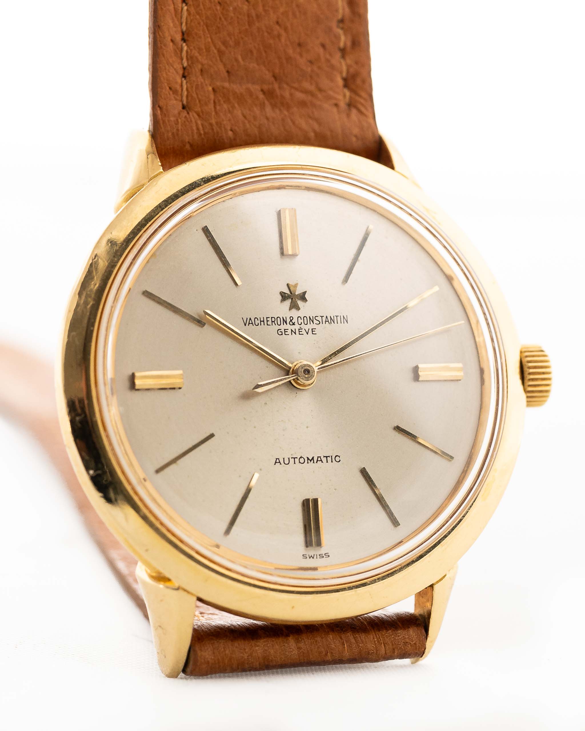 Foto ravvicinata di un Vacheron Constantin 6592 Automatico degli anni Sessanta. Cassa da 35,5 mm in oro giallo 18 carati con movimento automatico, quadrante originale in argento e cinturino in pelle.