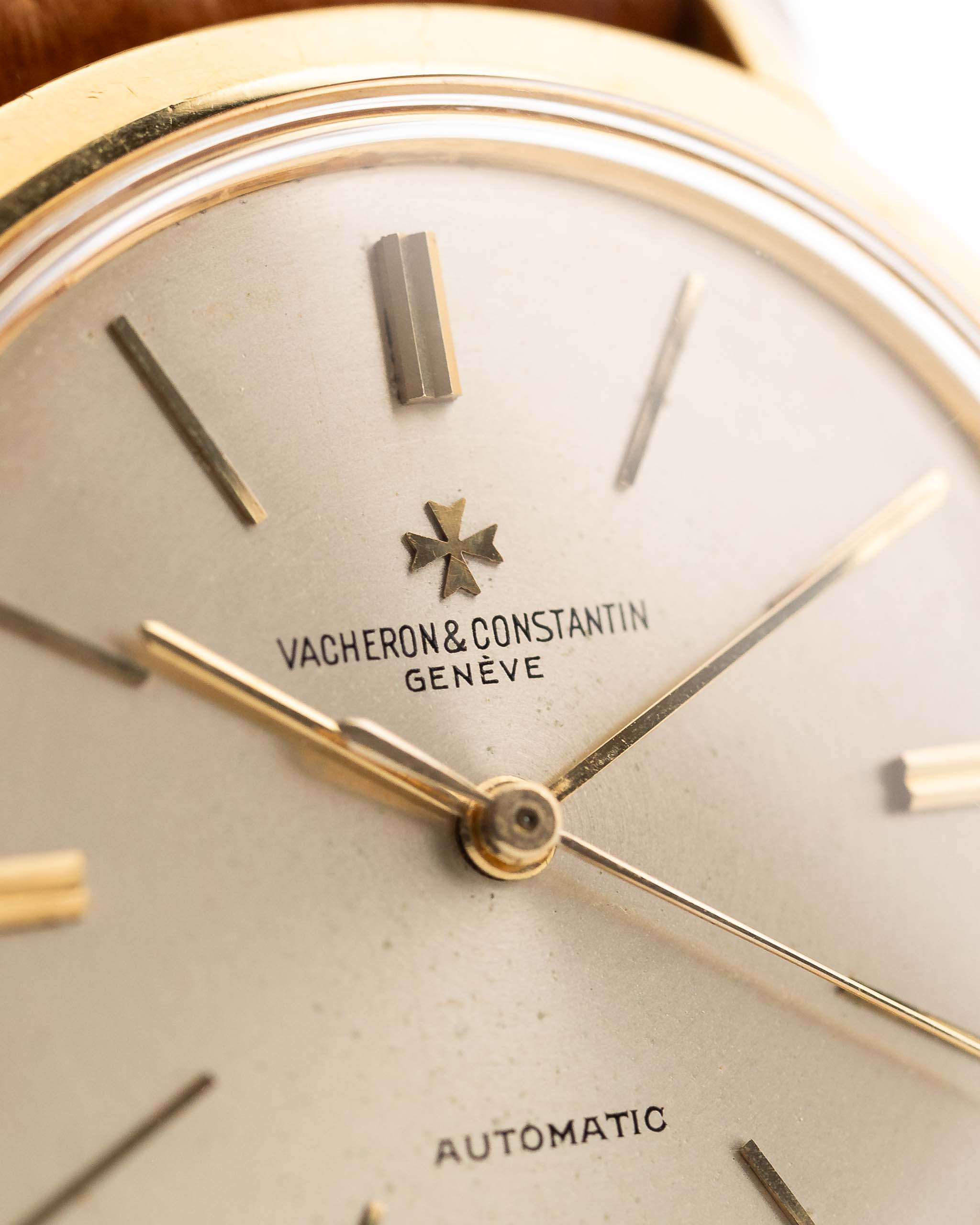 Foto ravvicinata di un Vacheron Constantin 6592 Automatico degli anni Sessanta. Cassa da 35,5 mm in oro giallo 18 carati con movimento automatico, quadrante originale in argento e cinturino in pelle.