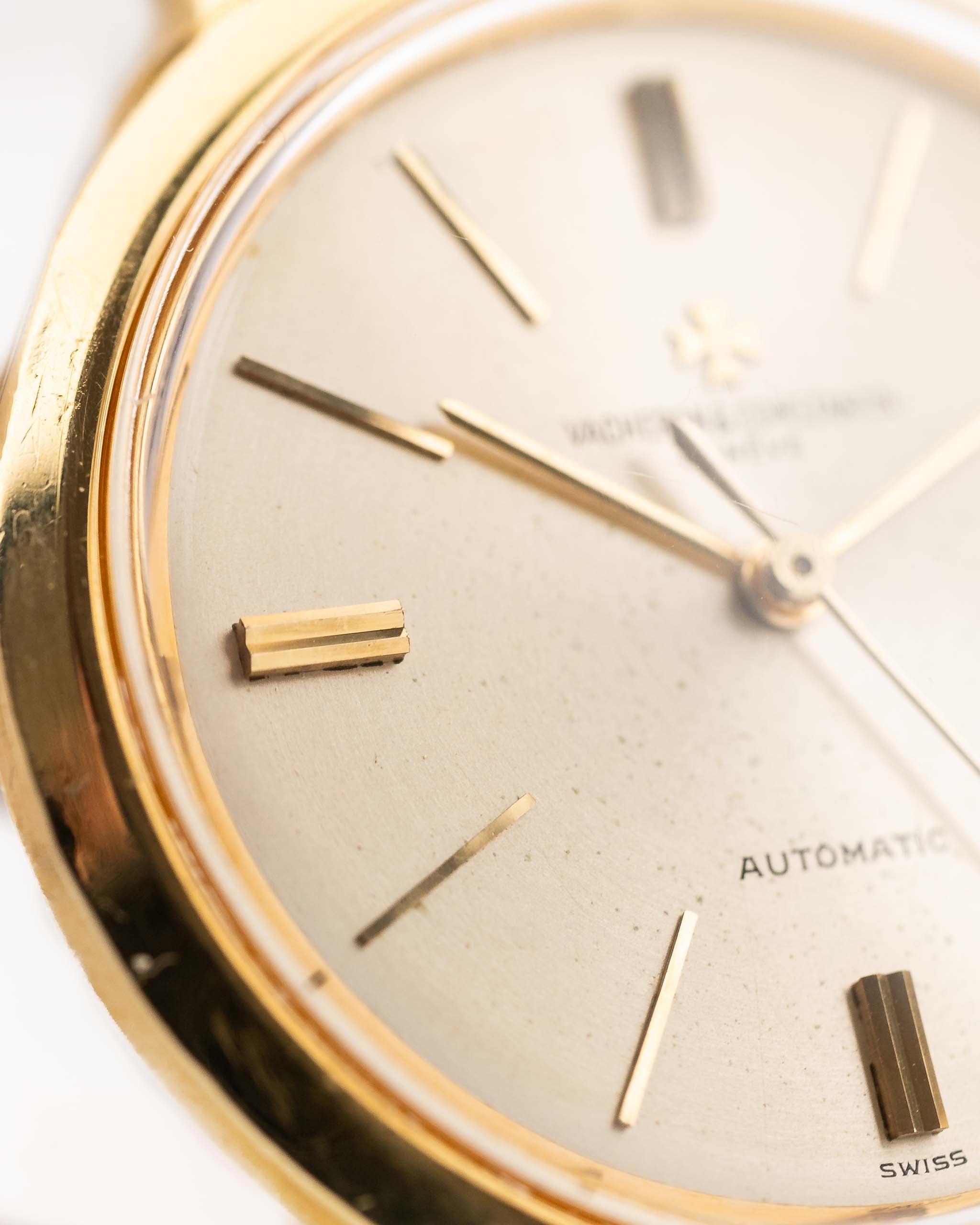 Foto ravvicinata di un Vacheron Constantin 6592 Automatico degli anni Sessanta. Cassa da 35,5 mm in oro giallo 18 carati con movimento automatico, quadrante originale in argento e cinturino in pelle.