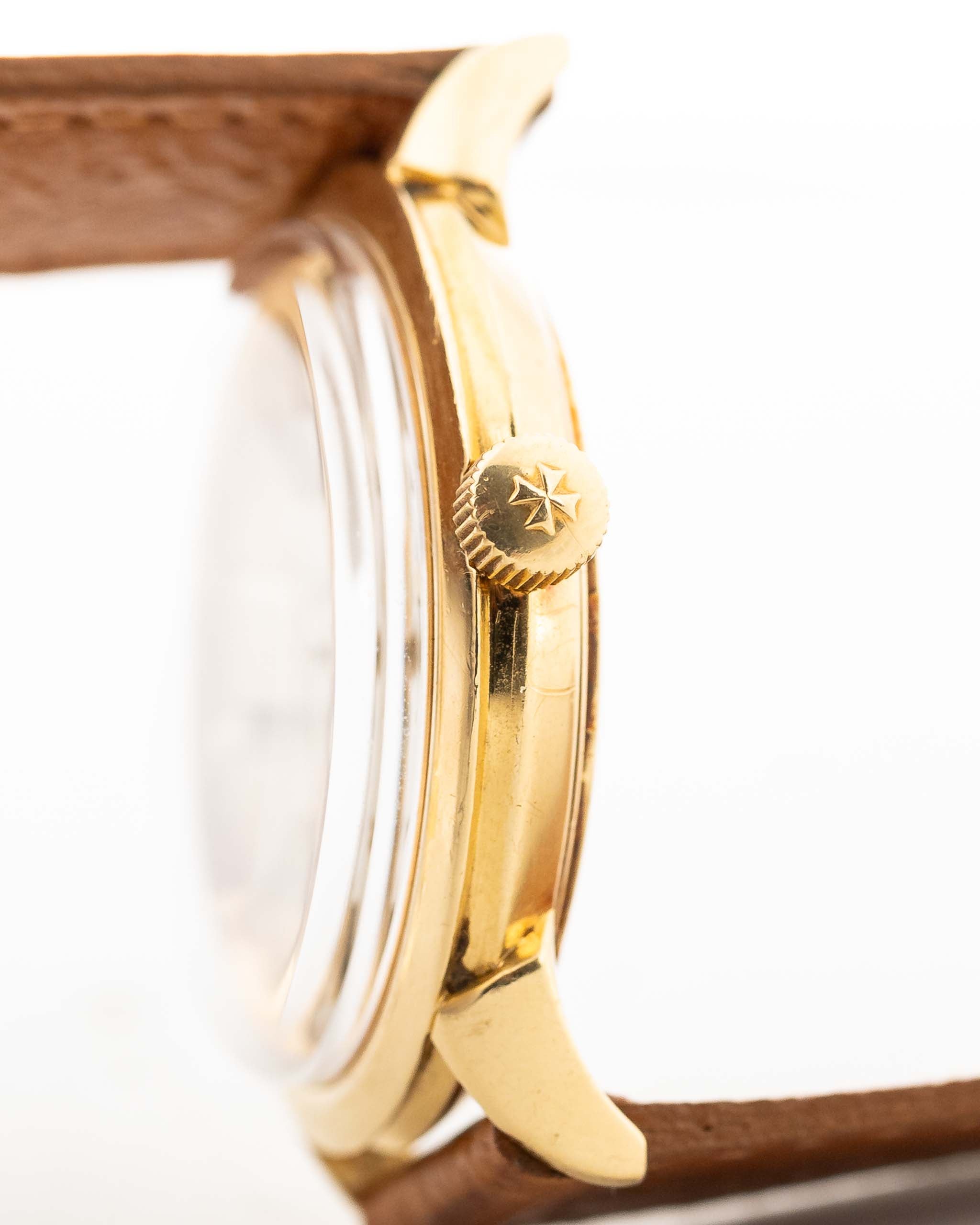 Foto ravvicinata di un Vacheron Constantin 6592 Automatico degli anni Sessanta. Cassa da 35,5 mm in oro giallo 18 carati con movimento automatico, quadrante originale in argento e cinturino in pelle.