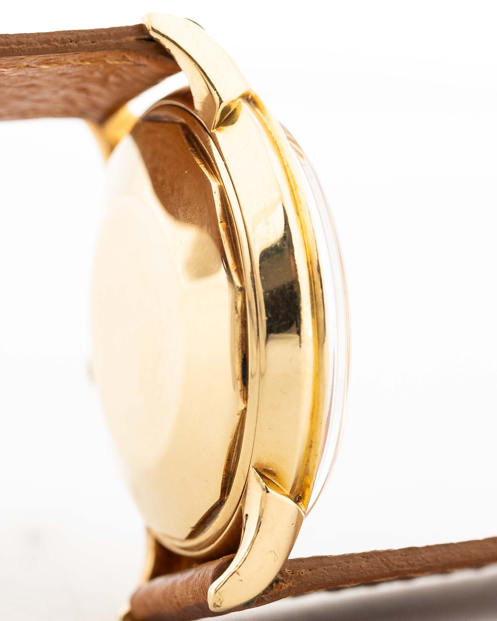 Foto ravvicinata di un Vacheron Constantin 6592 Automatico degli anni Sessanta. Cassa da 35,5 mm in oro giallo 18 carati con movimento automatico, quadrante originale in argento e cinturino in pelle.