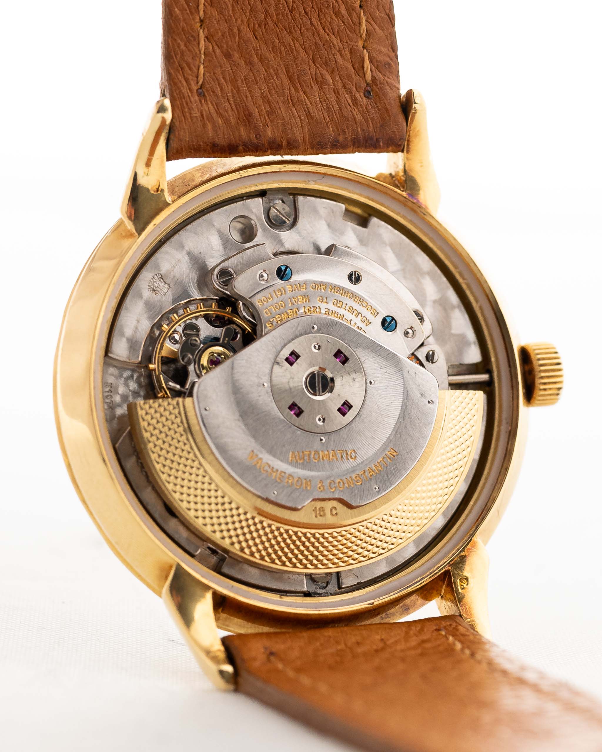 Foto ravvicinata di un Vacheron Constantin 6592 Automatico degli anni Sessanta. Cassa da 35,5 mm in oro giallo 18 carati con movimento automatico, quadrante originale in argento e cinturino in pelle.