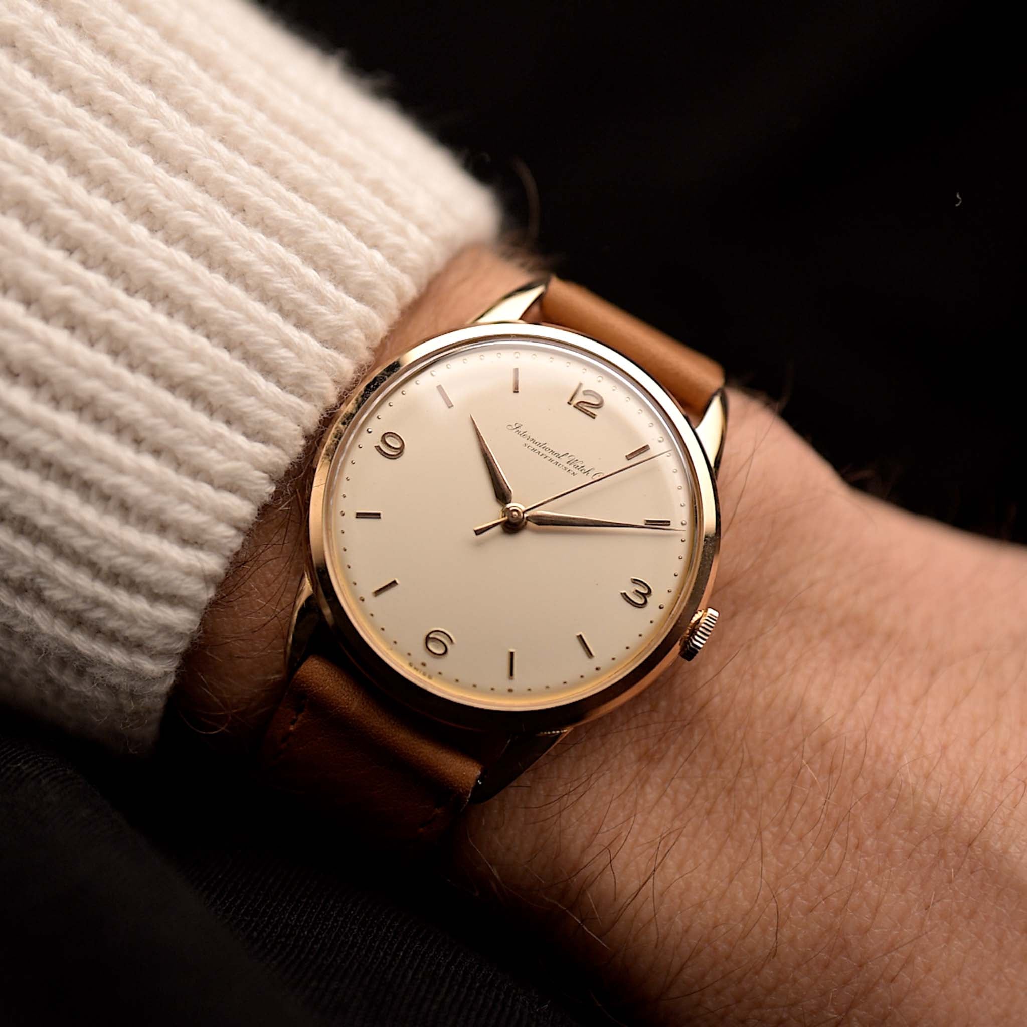 經典 IWC Cal.89腕錶,1958年製造,36毫米18K玫瑰金錶殼,原裝銀色錶盤,手動上鏈,真皮錶帶。