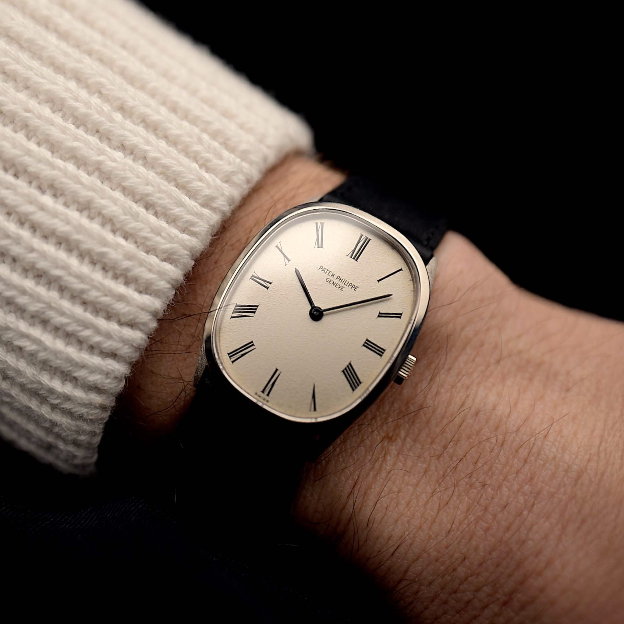 Vintage Patek Philippe Ellipse Watch 3546 Roman 18k 來自 1970 年代的腕錶。27mm × 34mm 配備 18K 白金錶殼、原裝銀色錶盤、手動上鏈 23-300 機芯和真皮錶帶。