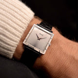 來自 1970 年代的 Vintage Piaget Protocole 927 腕錶 18k 白金。25mm 18K 白金錶殼,手動上鏈機芯,原裝銀色太陽紋錶盤,原裝黑色真皮錶帶,18K 白金錶扣。