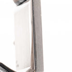 1970 年代 Piaget Protocole 927 18K 白金腕錶特寫照片。25mm 18K 白金腕錶,配備手動上鏈機芯,銀色太陽紋錶盤和原裝黑色真皮錶帶。