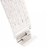 1970 年代的 Piaget Protocole 9133 Bark 18k 腕錶特寫照片。23mm 18K 白金腕錶,配備手動上鏈機芯,原裝樹皮漆面錶盤和整合式錶鏈。