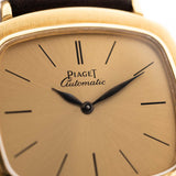 Vintage Piaget TV 12432 Automatic Watch 18K 來自 1970 年代。32.5 毫米,18K 黃金錶殼、12P1 自動機芯,金色錶盤、葉形指針和皮革錶帶。