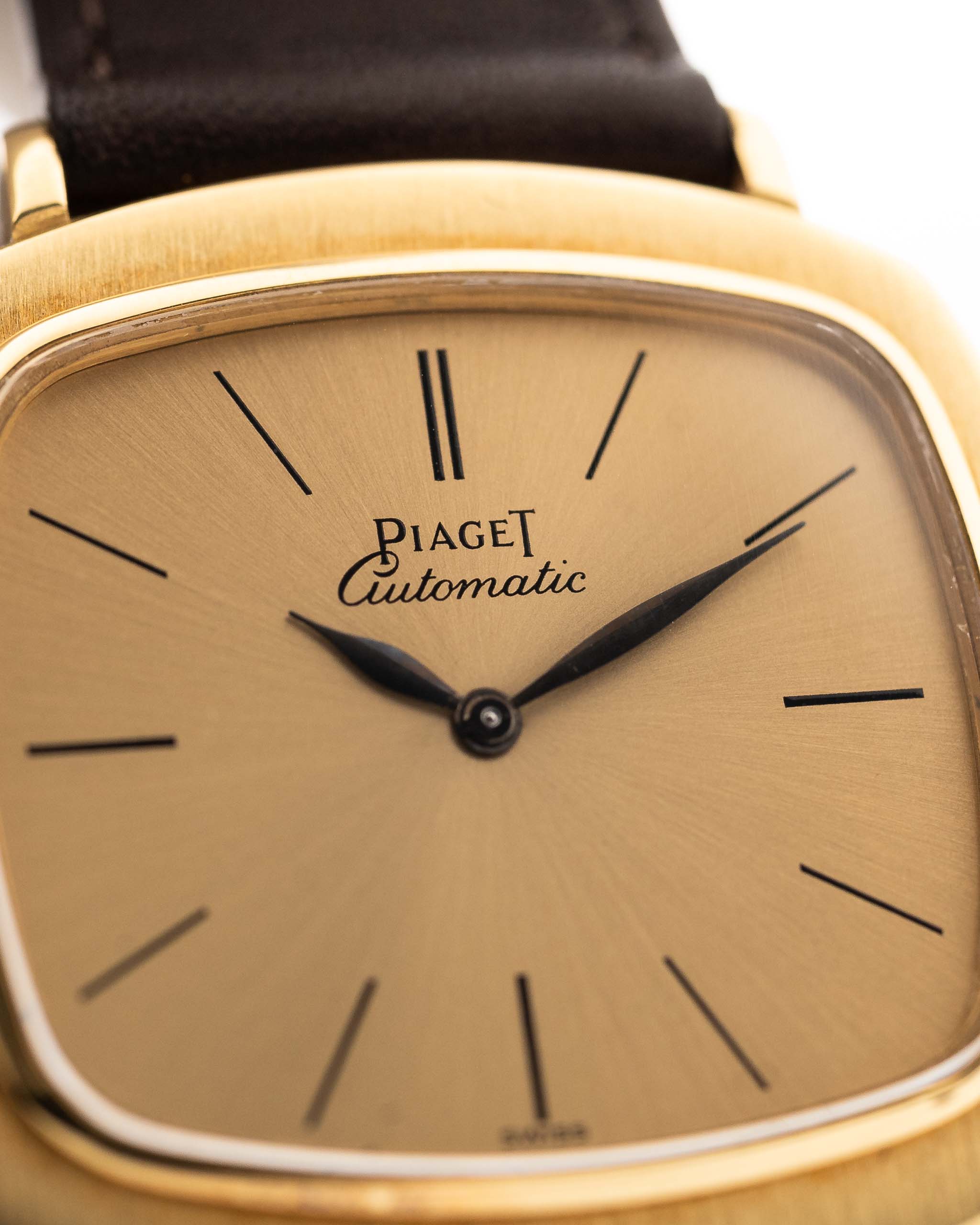 Vintage Piaget TV 12432 Automatic Watch 18K 來自 1970 年代。32.5 毫米,18K 黃金錶殼、12P1 自動機芯,金色錶盤、葉形指針和皮革錶帶。