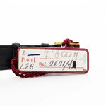 1970 年代 Piaget Tonneau 9691 Onyx 18K 手錶特寫照片。24mm 18K 黃金錶殼、手動上鏈機芯、黑色縞瑪瑙錶盤和原裝黑色真皮錶帶。