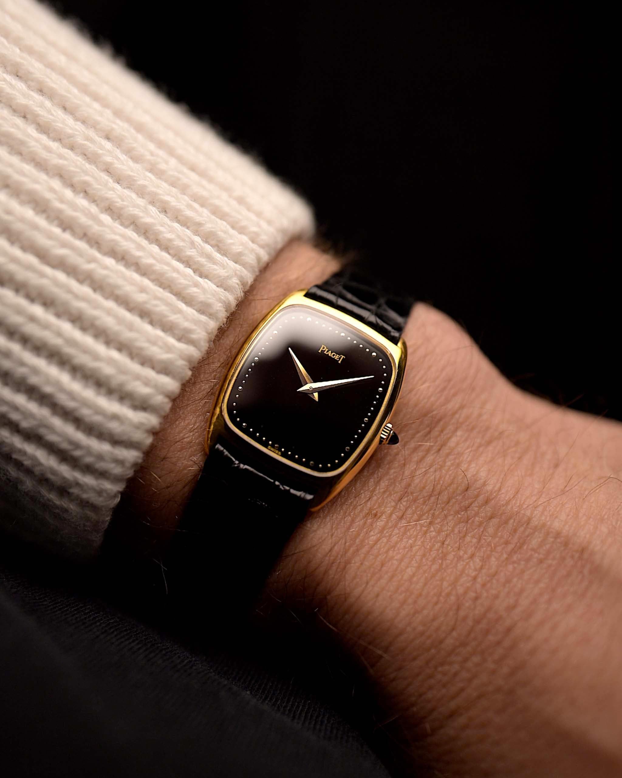 來自 1970 年代的 Vintage Piaget Tonneau 9691 Watch Onyx 18k 腕錶。24mm 18K 黃金機芯,手動上鏈機芯,無瑕黑色縞瑪瑙錶盤,黑色真皮錶帶。