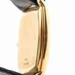 1970 年代 Piaget Tonneau 9691 Onyx 18K 手錶特寫照片。24mm 18K 黃金錶殼、手動上鏈機芯、黑色縞瑪瑙錶盤和原裝黑色真皮錶帶。