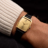1981 年的復古勞力士 Cellini 4080 Rectangular 腕錶。23mm 18K 黃金錶殼,配手動上鏈機芯,金色陽光紋錶盤和皮革錶帶。