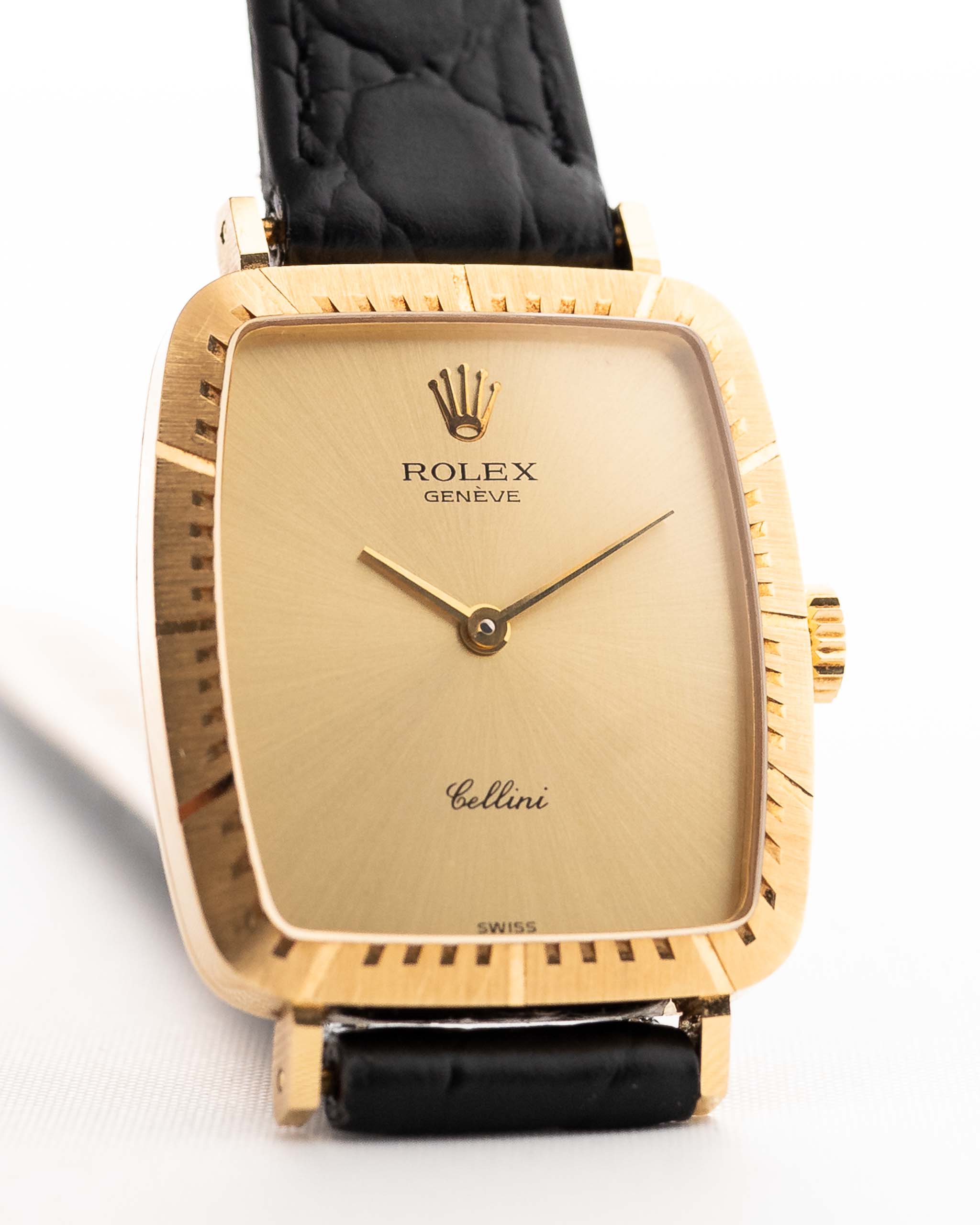 1981年的古董勞力士 Cellini 4080 Rectangular。23mm 18K 黃金錶殼,配手動上鏈機芯,金色陽光紋錶盤和皮革錶帶。