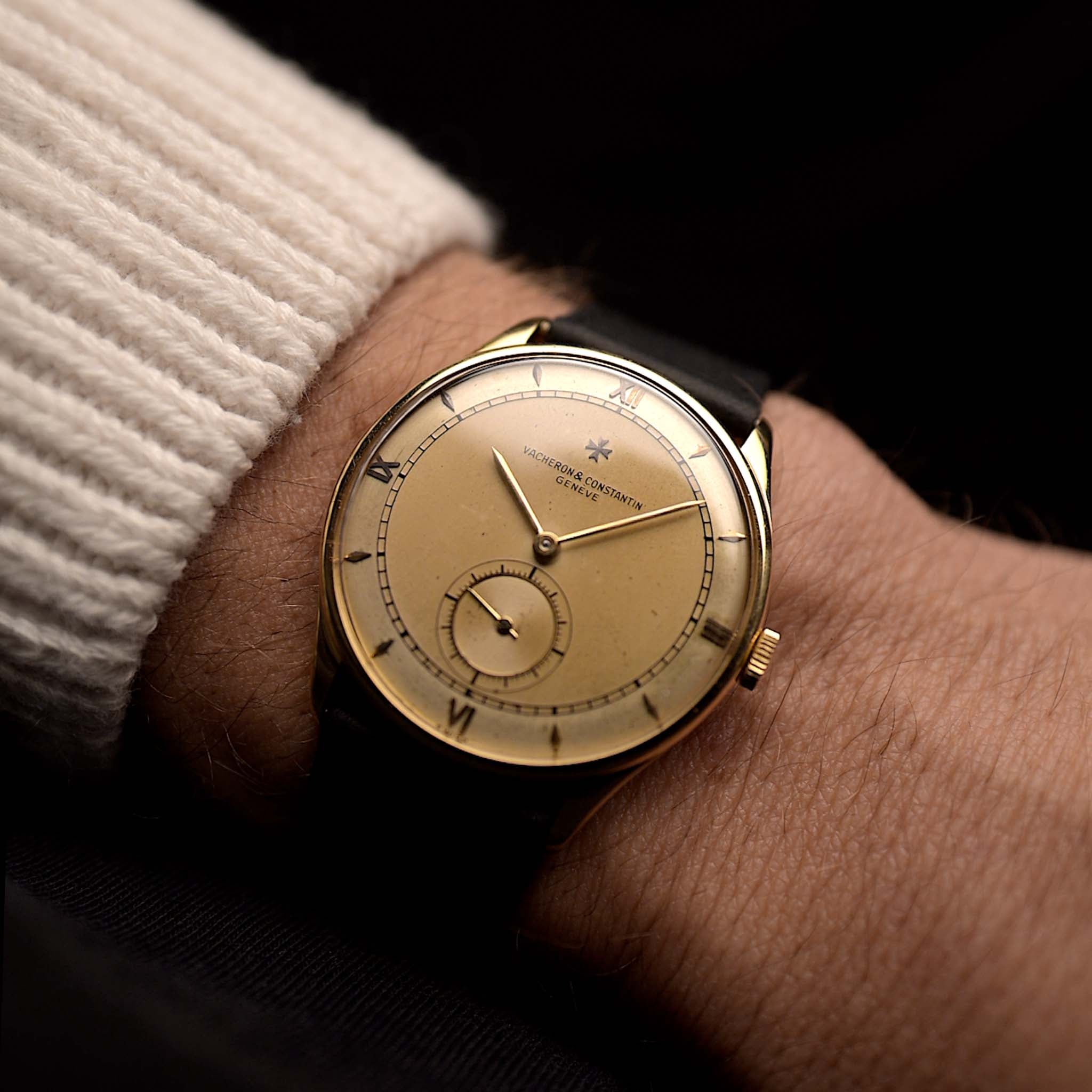 1940年代江詩丹頓Vacheron Constantin Spillman Railroad黑底腕錶。35mm 闊,18K 黃金錶殼,手動上鏈機芯,帶銅鏽的香檳色錶盤和黑色皮革錶帶。