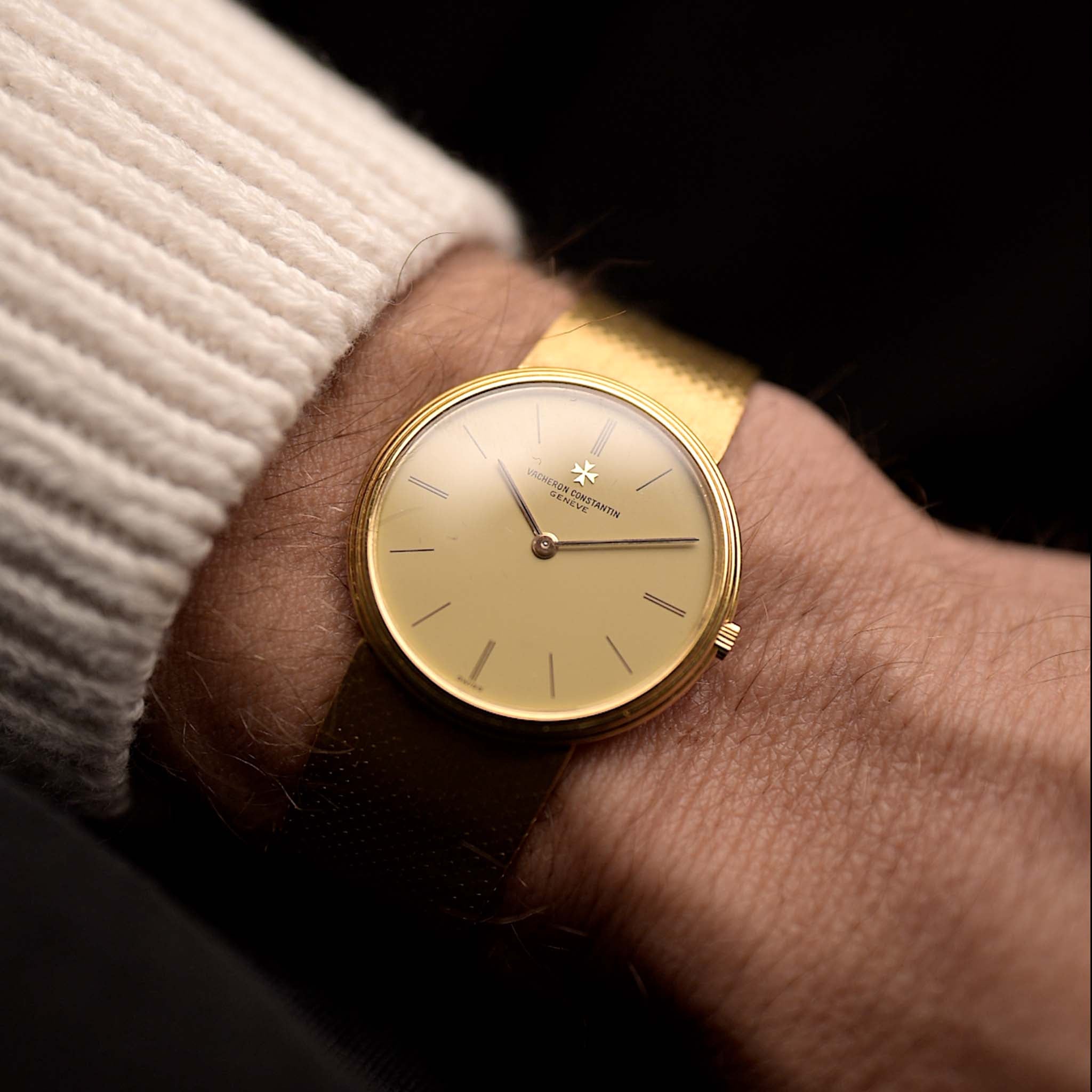 Vintage Vacheron Constantin 33216 Patrimony 腕錶,1980 年代製造。31mm 寬 18K 黃金錶殼,搭配無瑕奶油色錶盤、手動上鏈 VC 1003 機芯和 18K 黃金錶鏈。