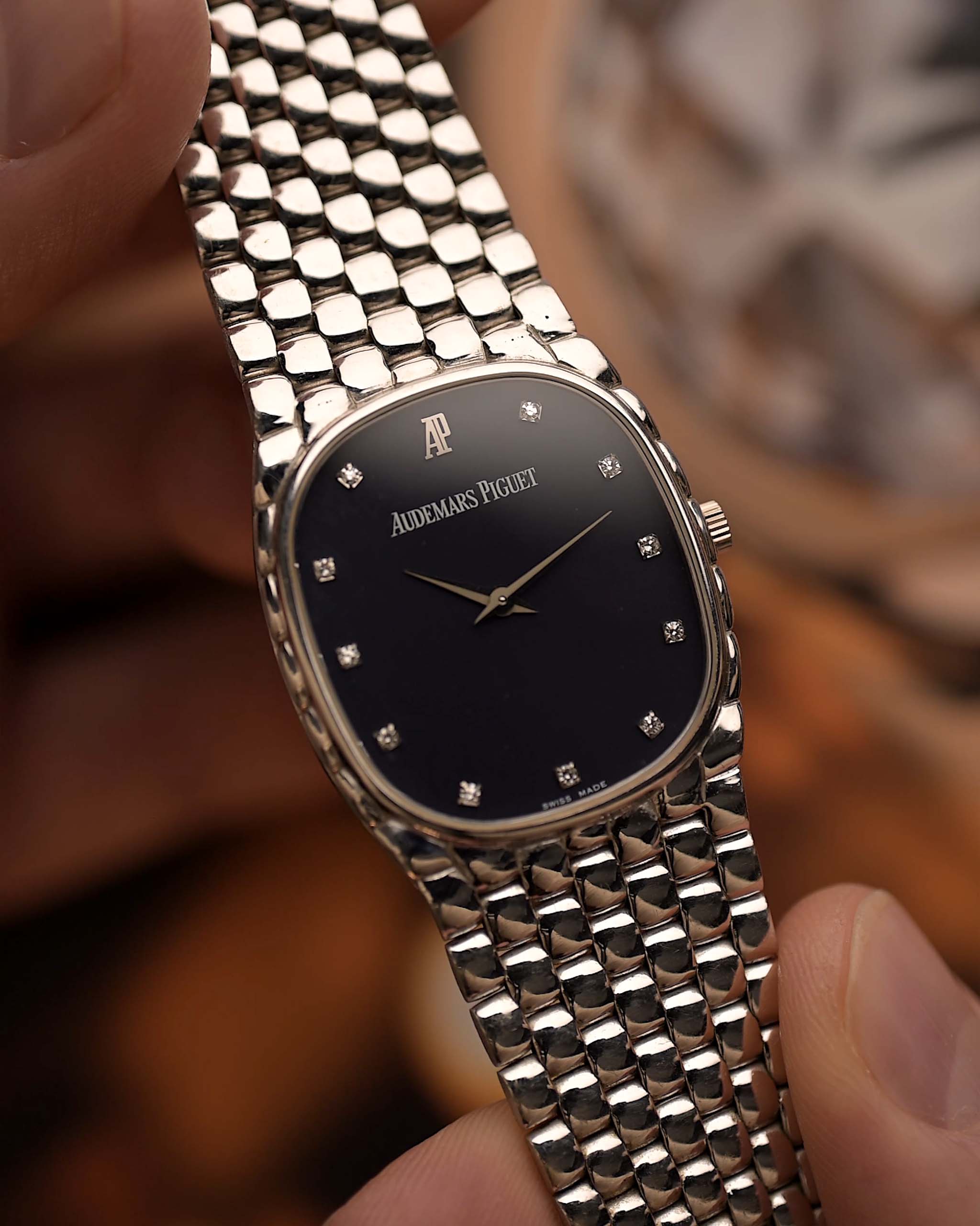 ساعة أوديمار بيغه كوبرا عتيقة من أوديمار بيغه، ذهب أبيض عيار 18 قيراط، مينا ماسي أزرق ليلي، حركة يدوية، سوار من الذهب الأبيض، ممسوكة بيد على خلفية غير واضحة