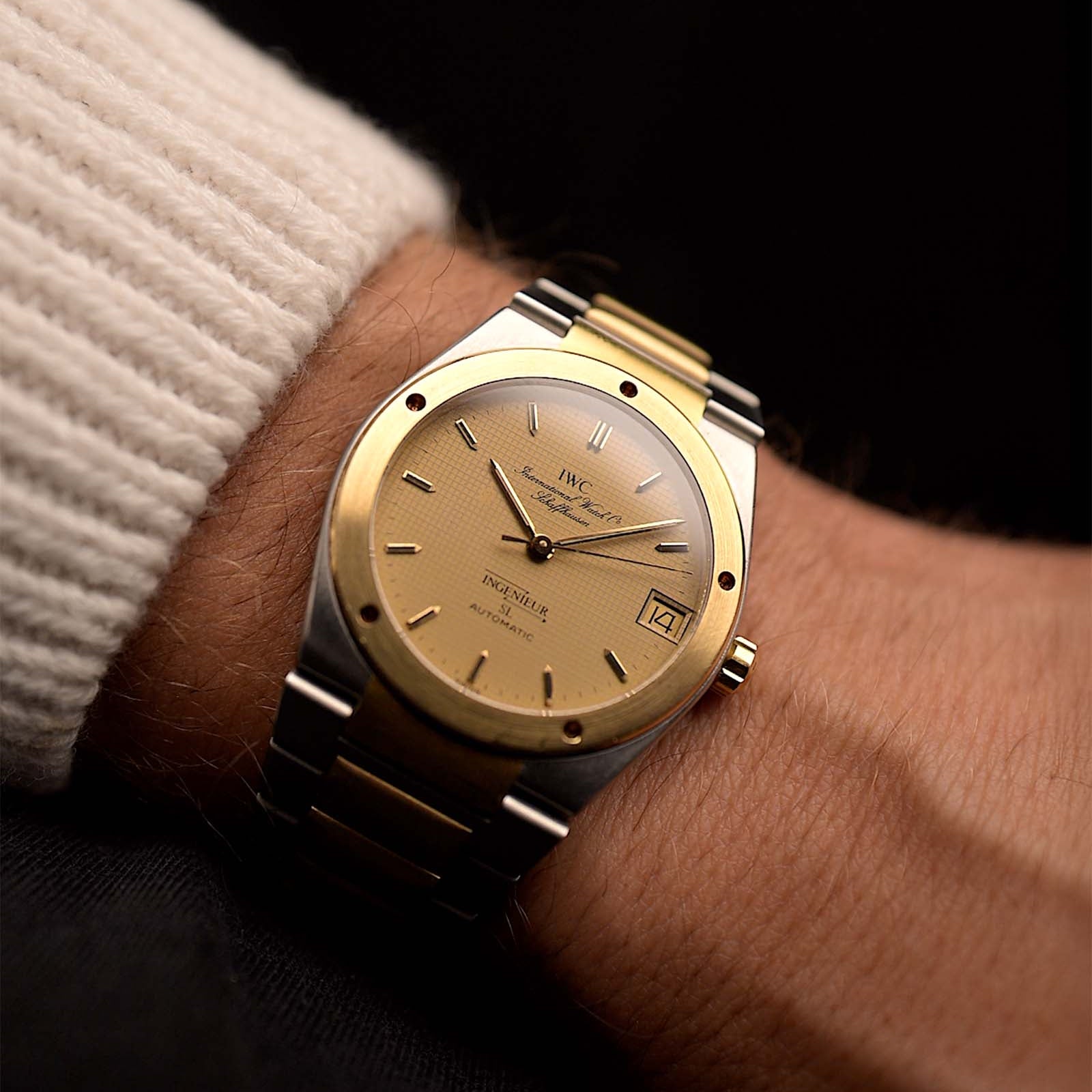 ساعة IWC Ingenieur 3505 SL عتيقة بلونين من عام 1987 على معصم IWC. مقاس 34 مم من الفولاذ المقاوم للصدأ والذهب الأصفر عيار 18 قيراطاً مع حركة أوتوماتيكية وميناء ذهبي من الورق وسوار بلونين.