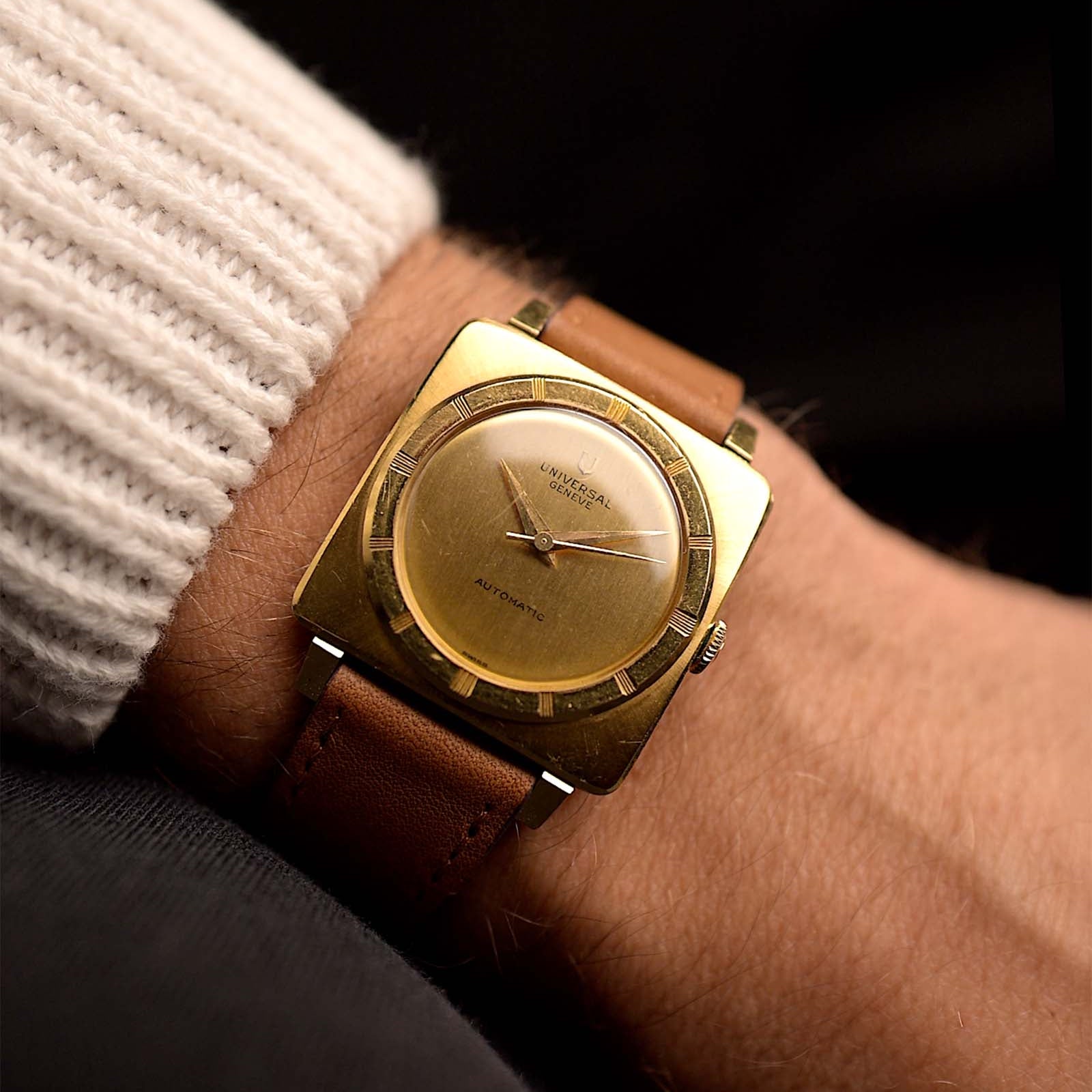 Vintage Universal Genéve 135102 watch  Cioccolatone 18k from the 1960s on a wrist. 30mm with 18k Yellow Gold case, Automatic movement, Original golden dial and Cognac brown Leather strap.