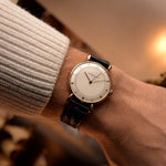 ساعة Vacheron Constantin Teardrop عتيقة من الذهب الوردي عيار 18 قيراط، مينا أبيض-فضي، عيار يدوي. V454، على حزام أسود على معصم، خلفية ضبابية