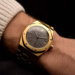 ساعة Audemars Piguet 14332BA عتيقة من أوديمار بيغه 14332BA من عام 1987، ذهب أصفر عيار 18 قيراط، مينا بيتي تابيسيري رمادي، على المعصم، خلفية سوداء، فيديو