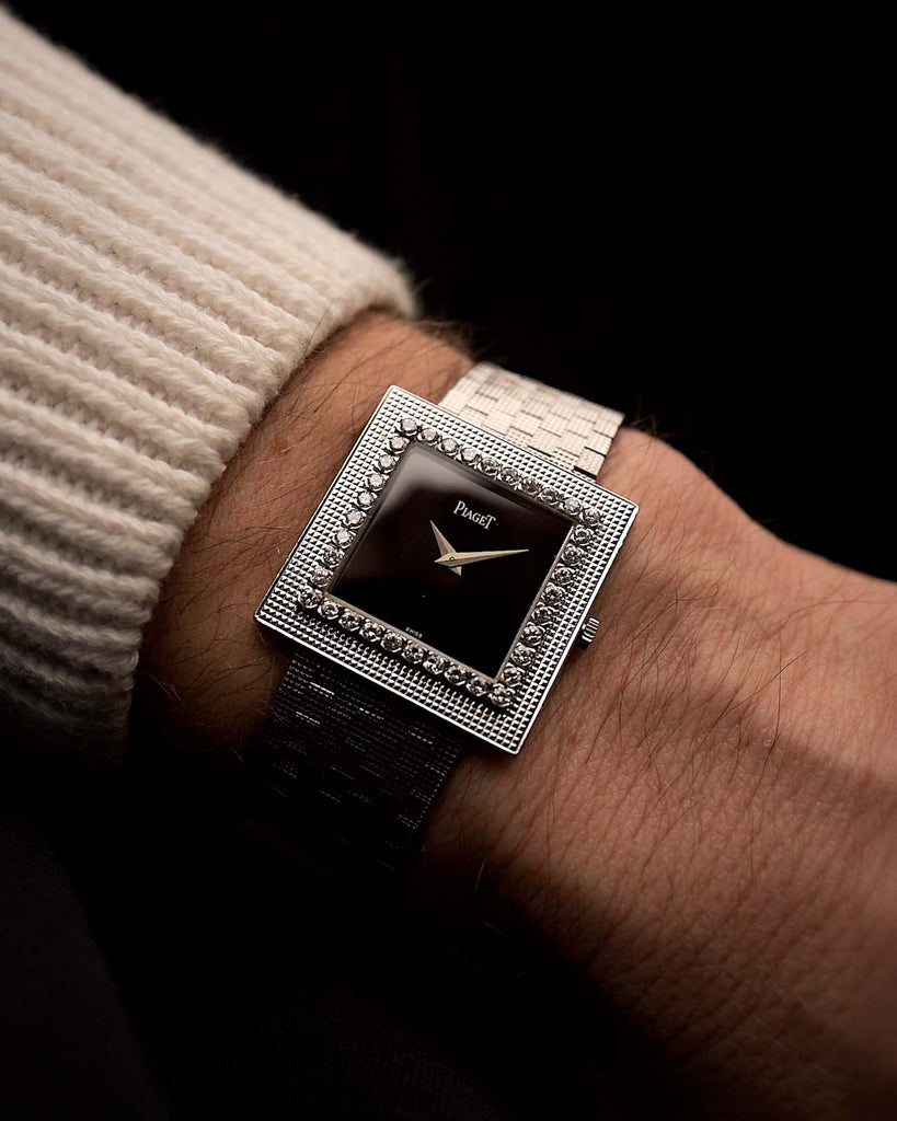 ساعة Piaget 9127 عتيقة تتميز بعلبة من الذهب الأبيض وميناء من العقيق الأسود وحركة يدوية وسوار مدمج على معصم على خلفية سوداء، فيديو