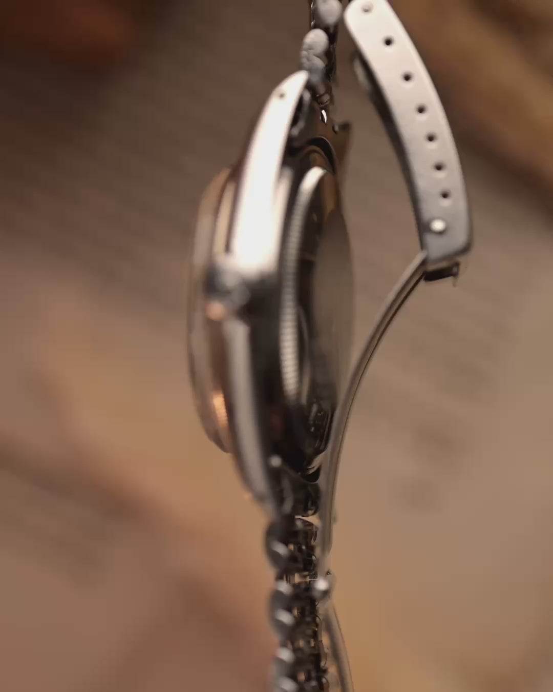 ساعة رولكس ديت جست 1601 عتيقة من رولكس ديت جست 1601، مينا فضي اللون ومزودة بعلبة فولاذ مقاوم للصدأ، حركة أوتوماتيكية، سوار جوبيلي، خلفية ضبابية، فيديو للتفاصيل