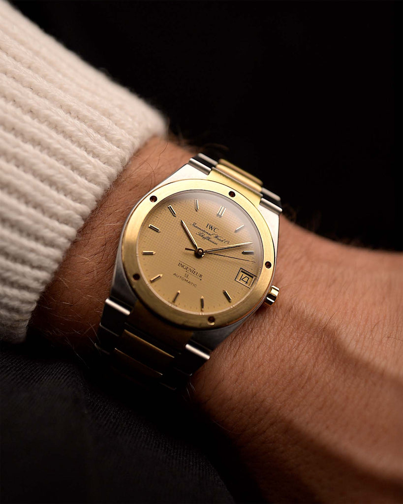 ساعة IWC Ingenieur 3505 SL عتيقة بلونين من عام 1987 على معصم IWC. مقاس 34 مم من الفولاذ المقاوم للصدأ والذهب الأصفر عيار 18 قيراطاً مع حركة أوتوماتيكية وميناء ذهبي من الورق وسوار بلونين.