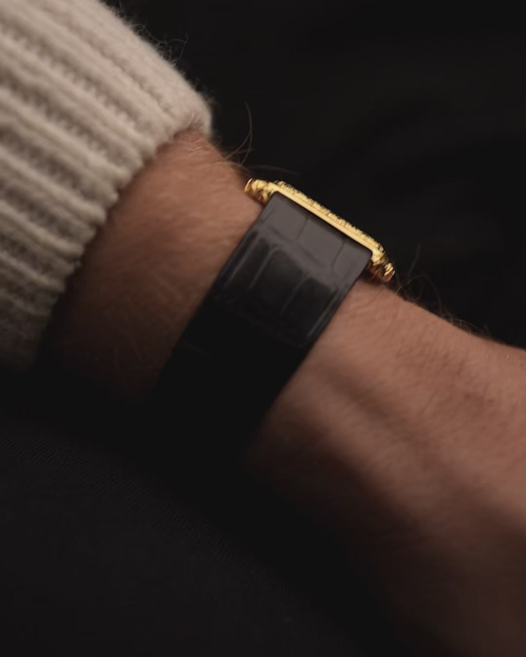 ساعة بياجيه 74121 عتيقة من بياجيه 74121، ذهب أصفر عيار 18 قيراط، مينا عين الصقر زرقاء، علبة مستطيلة الشكل، حركة كوارتز، على خلفية سوداء