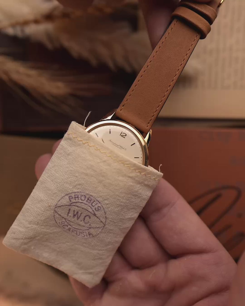ساعة IWC Cal. 89 من عام 1958، علبة 36 ملم من الذهب الوردي عيار 18 قيراط، مينا فضي أصلي، تعبأ يدوياً، فيديو