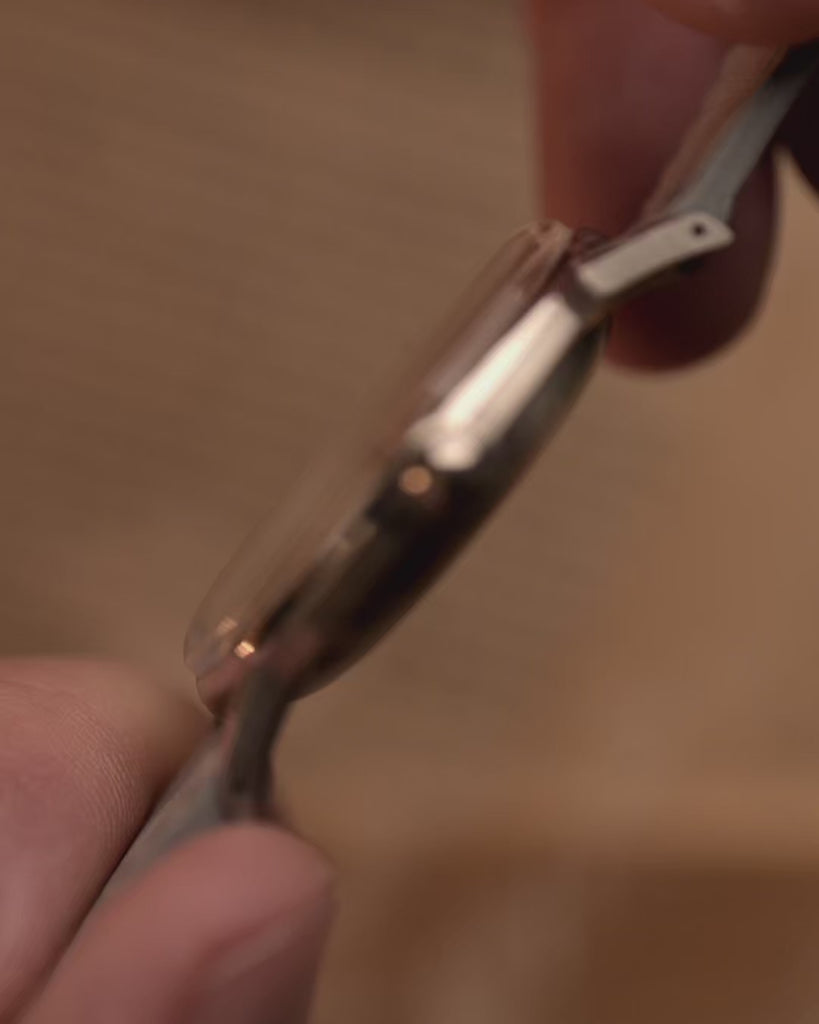 ساعة أوميغا 2325 جامبو ليف أوميغا 2325 أوميغا عتيقة بميناء فضي وعلبة من الفولاذ المقاوم للصدأ وحركة تعبئة يدوية وحزام جلدي رمادي على المعصم وخلفية ضبابية وفيديو للتفاصيل