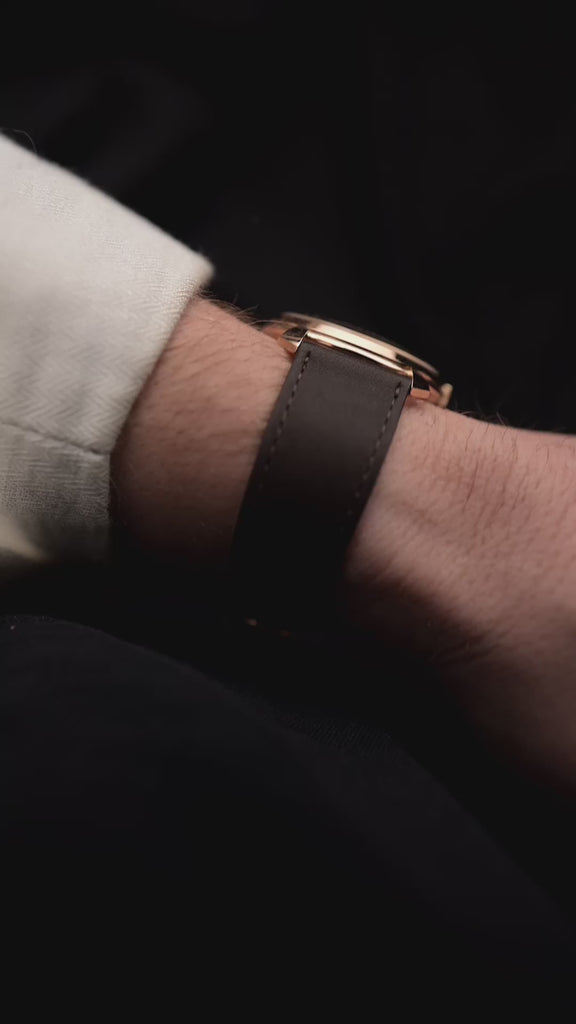 ساعة IWC عتيقة من طراز كال. 89 قرش زعنفة القرش عيار 18 قيراط وردي 1960 علبة ذهب وردي عيار 18 قيراط مينا أبيض/فضي على المعصم