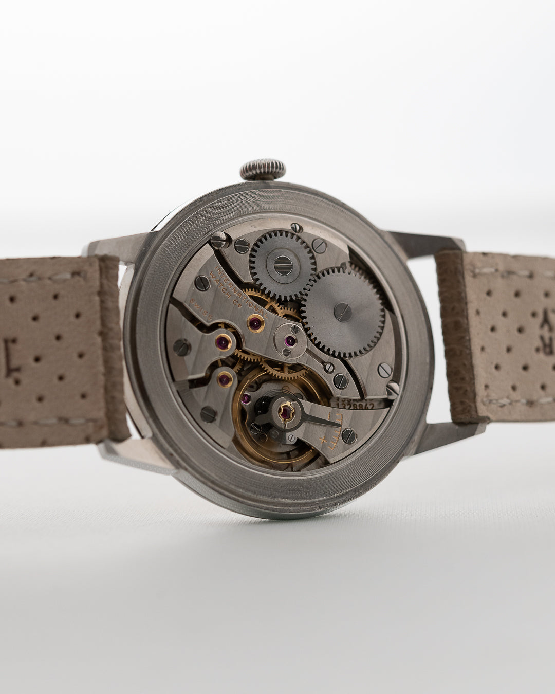 آي دبليو سي فستان IWC بني فاتح 1953 - ساعات Goldammer فينتاج
